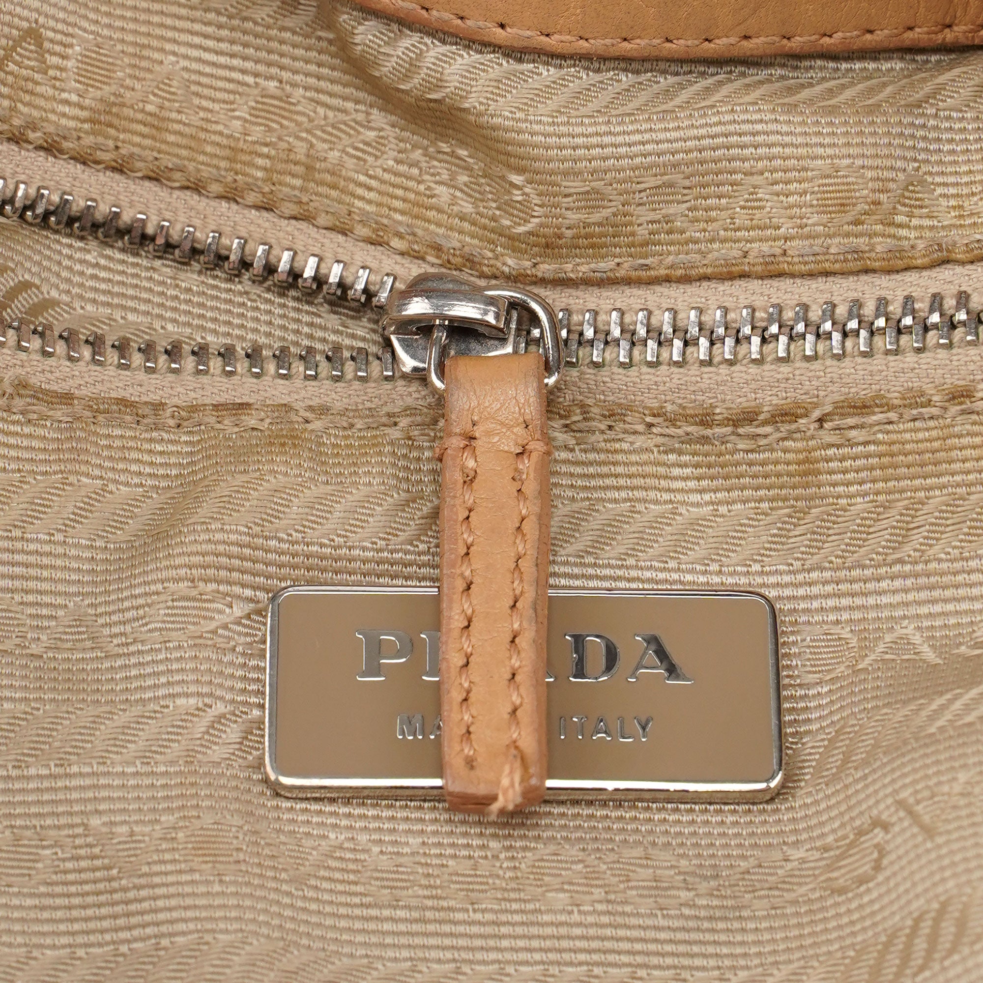 Prada Sac hobo à boucle en cuir beige