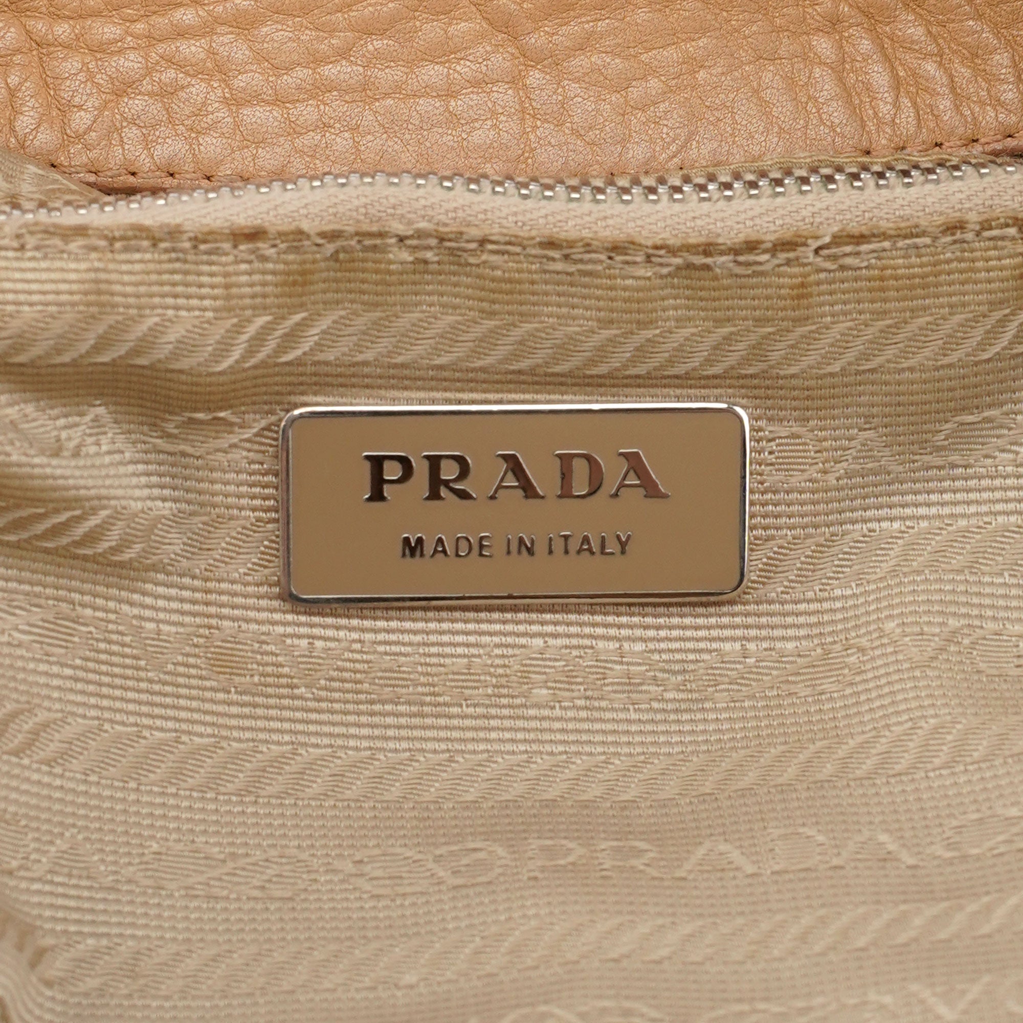 Prada Sac hobo à boucle en cuir beige
