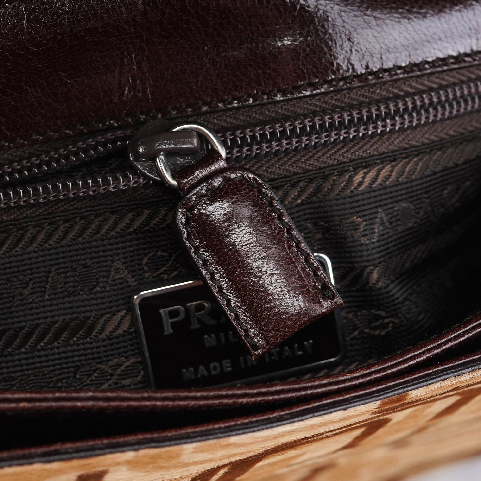 Prada Sac porté épaule en fourrure beige à motifs