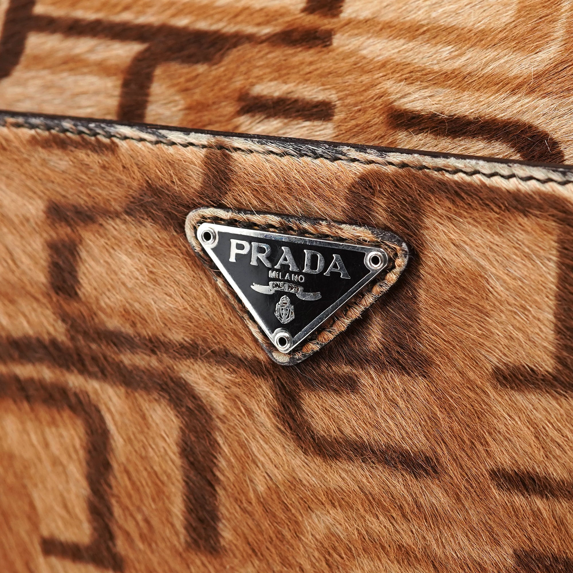 Prada Sac porté épaule en fourrure beige à motifs