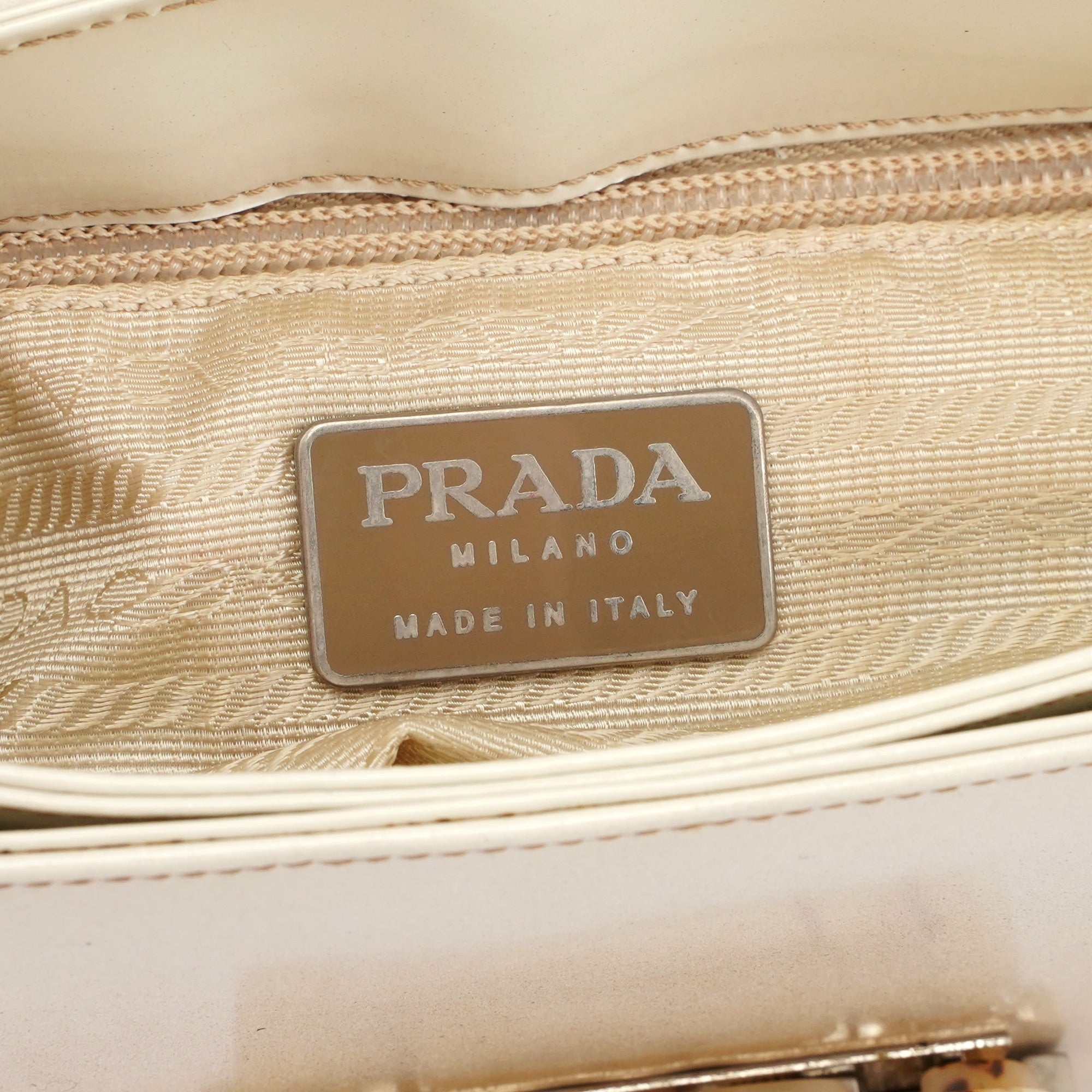 Prada Sac à main Spazzolato à boucle en cuir verni beige