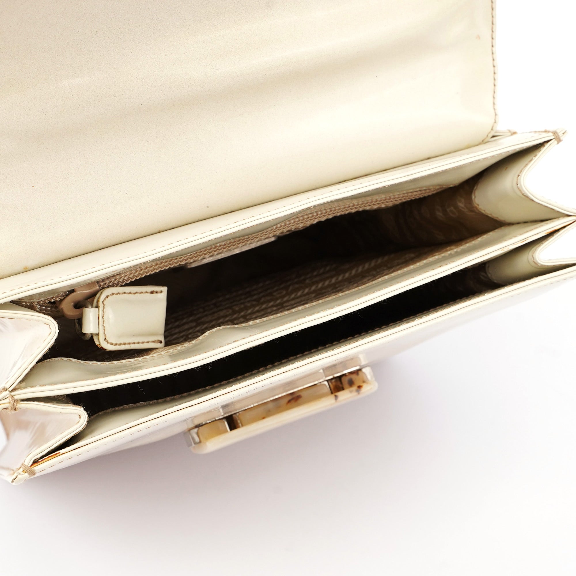 Prada Sac à main Spazzolato à boucle en cuir verni beige