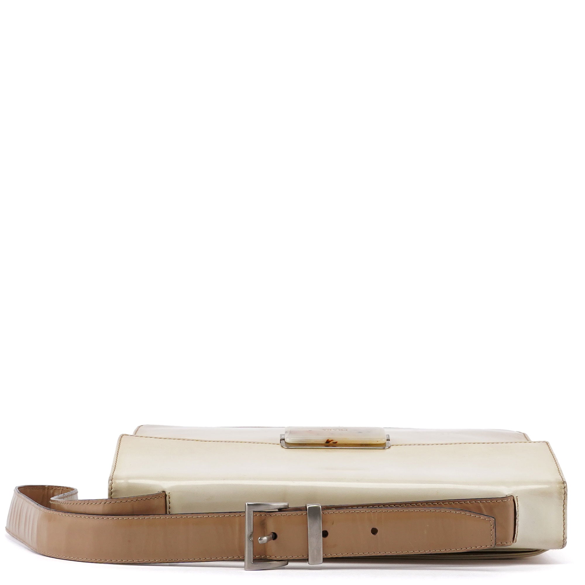 Prada Schultertasche mit Schnallen aus Spazzolato-Leder in Beige