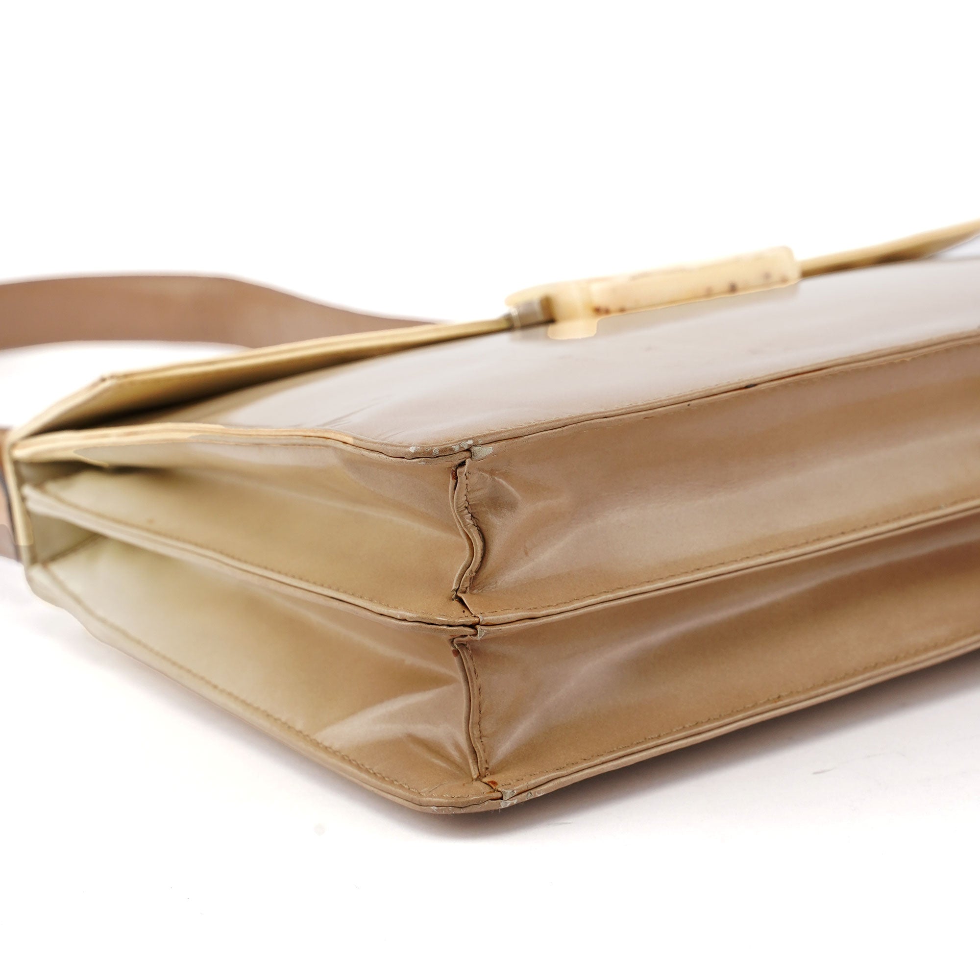 Prada Schultertasche mit Schnallen aus Spazzolato-Leder in Beige