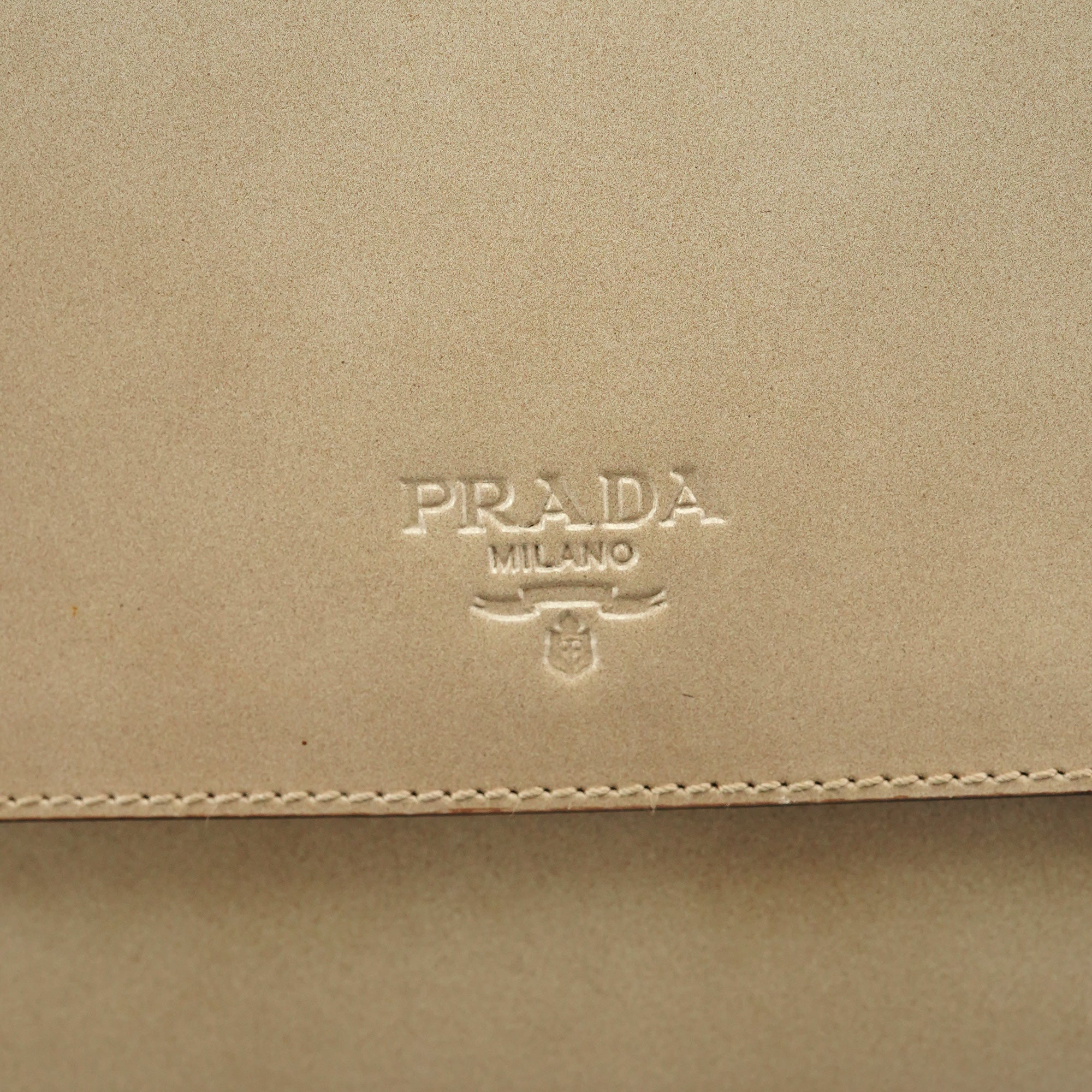 Prada Umhängetasche aus Spazzolato-Leder in Beige