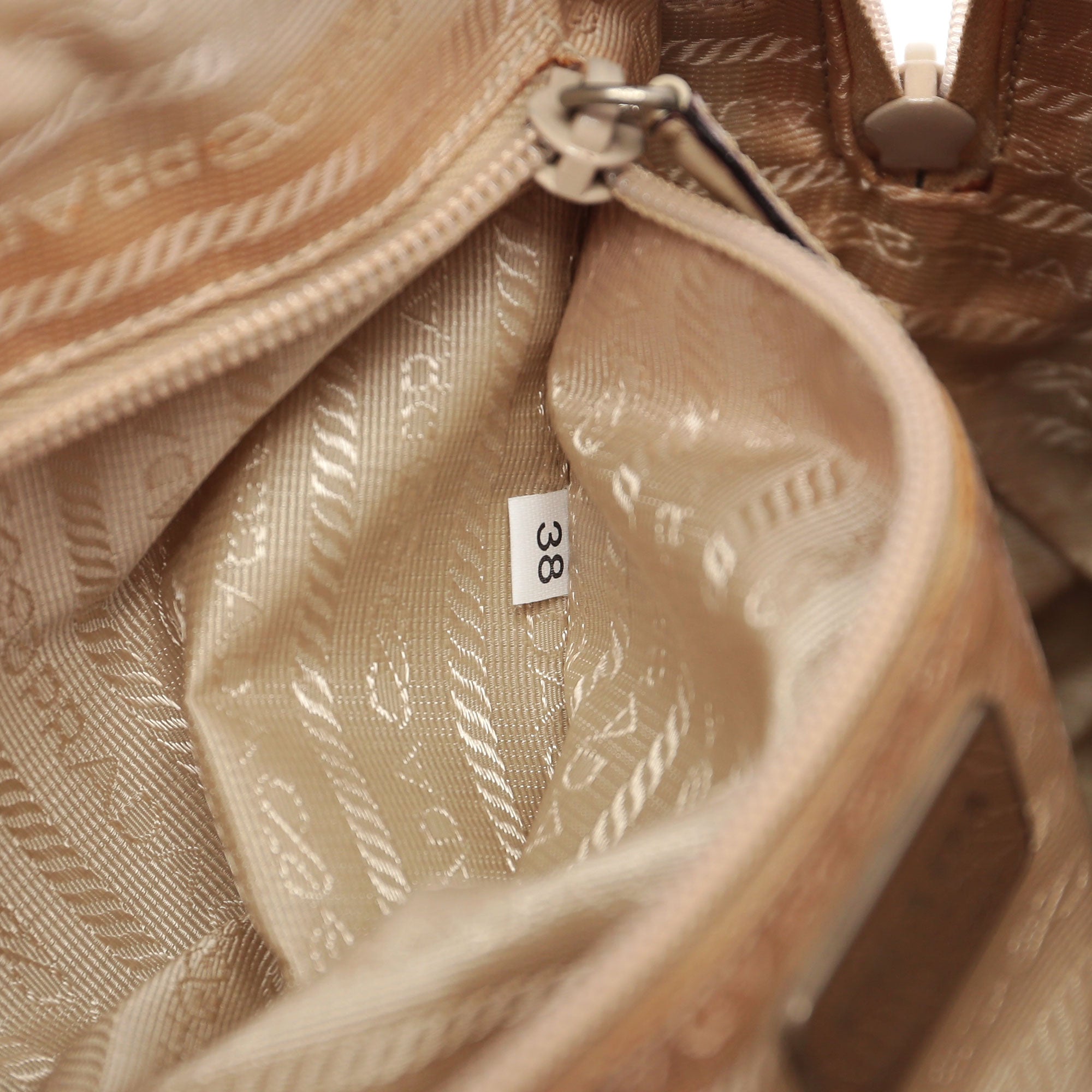 Prada Sac cabas Spazzolato en cuir verni beige