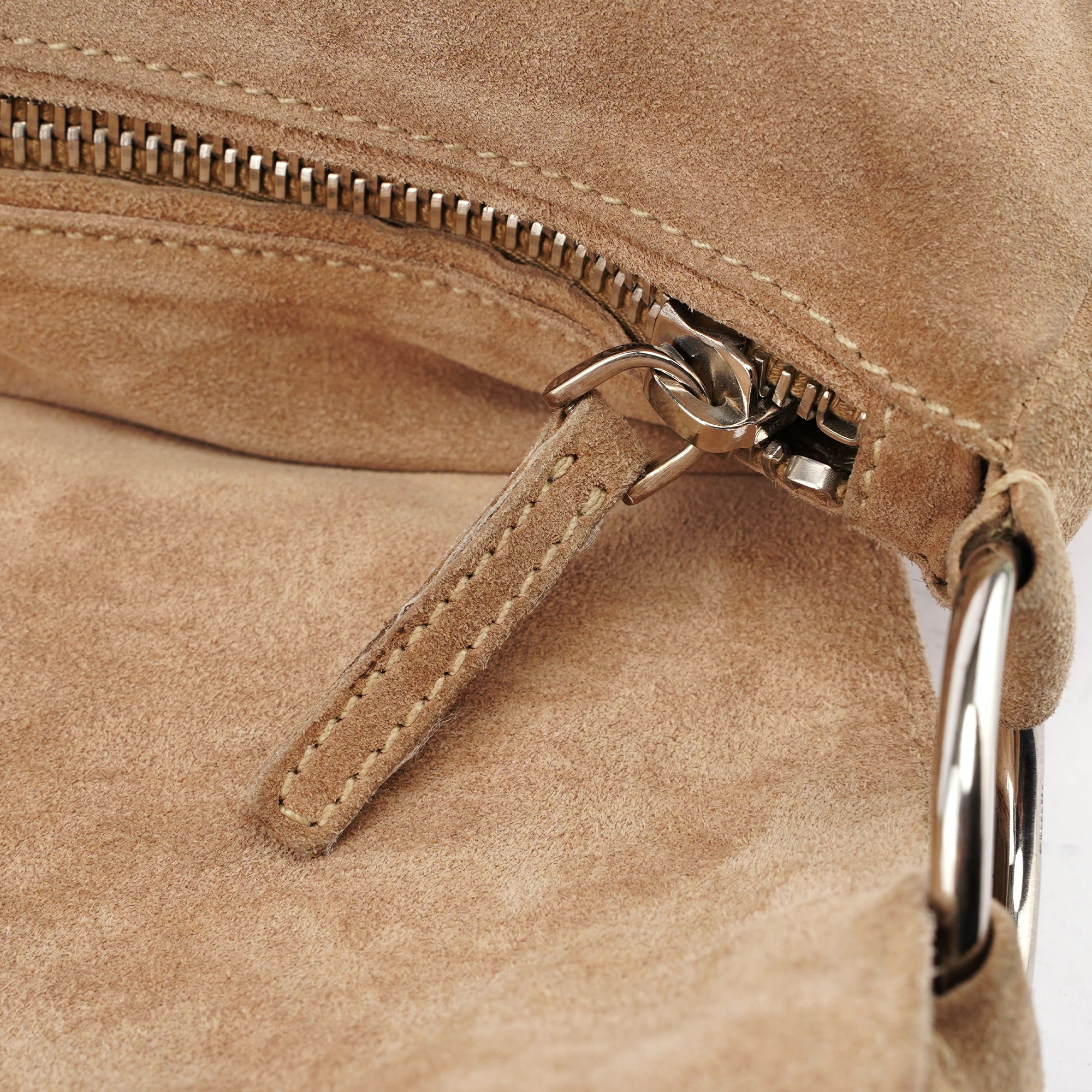 Prada Grand sac porté épaule à rabat en daim beige