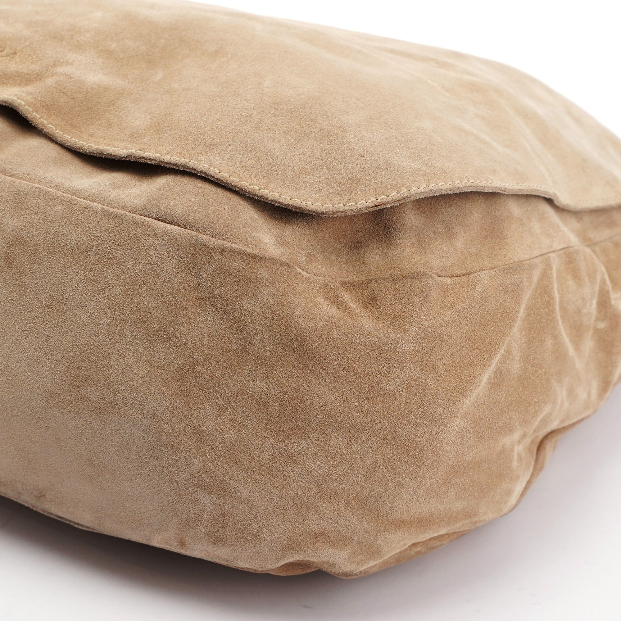 Prada Grand sac porté épaule à rabat en daim beige