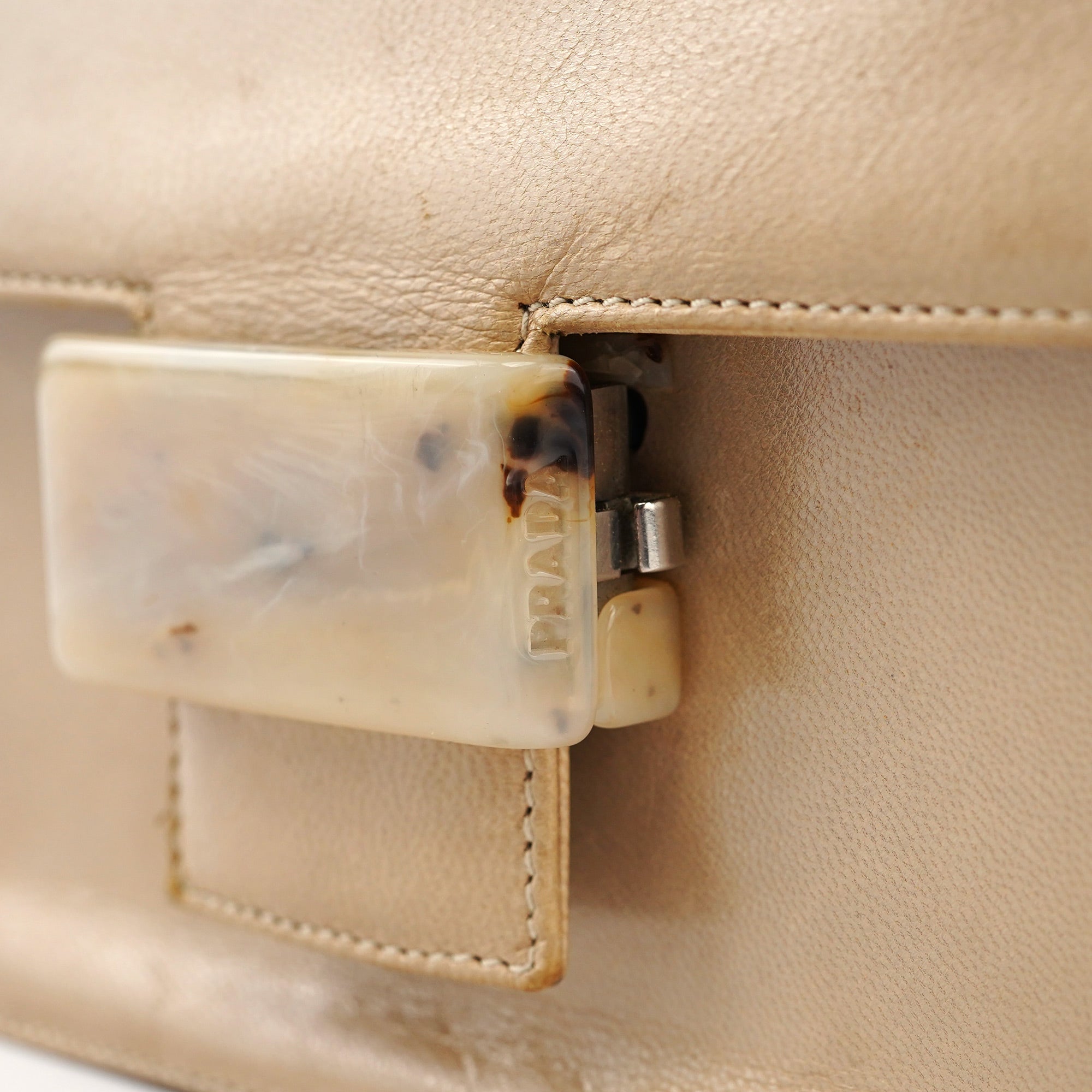 Prada Borsa a spalla con fibbia in pelle di vitello beige