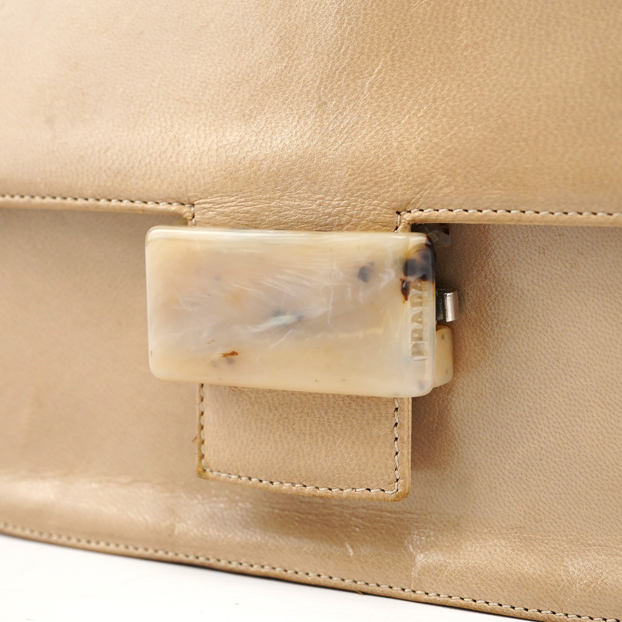 Prada Borsa a spalla con fibbia in pelle di vitello beige
