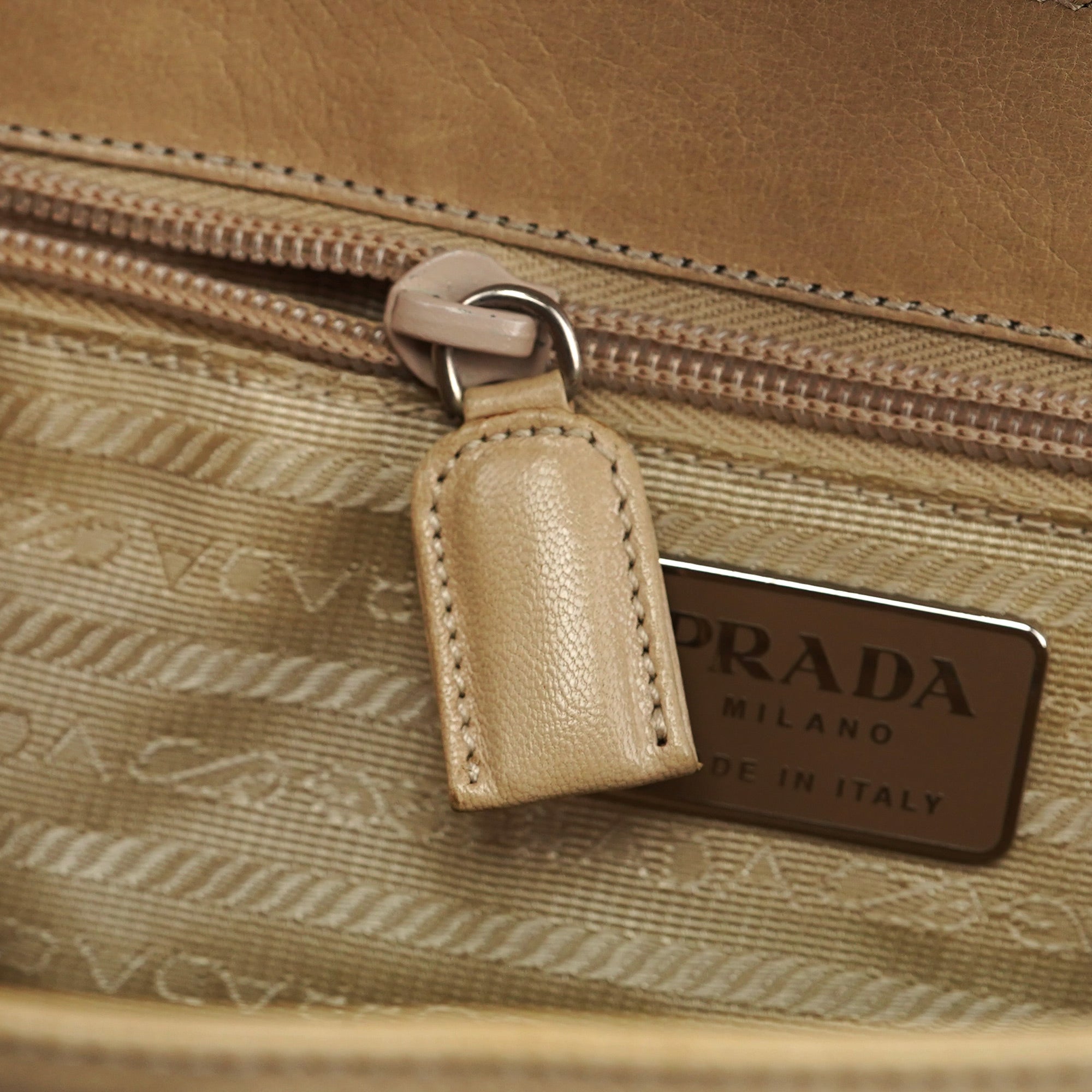 Prada Borsa a spalla con fibbia in pelle di vitello beige