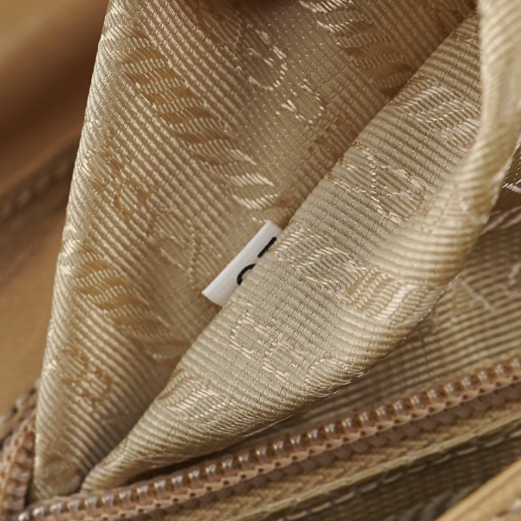 Prada Borsa a spalla con fibbia in pelle di vitello beige