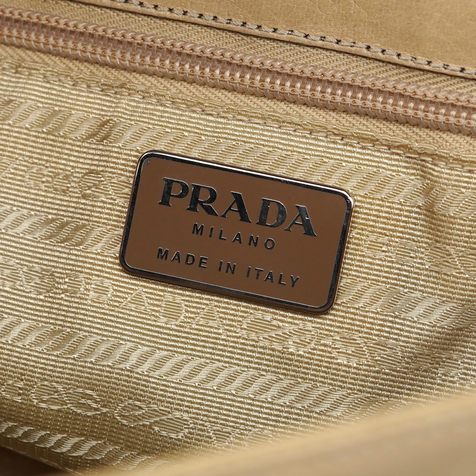 Prada Borsa a spalla con fibbia in pelle di vitello beige