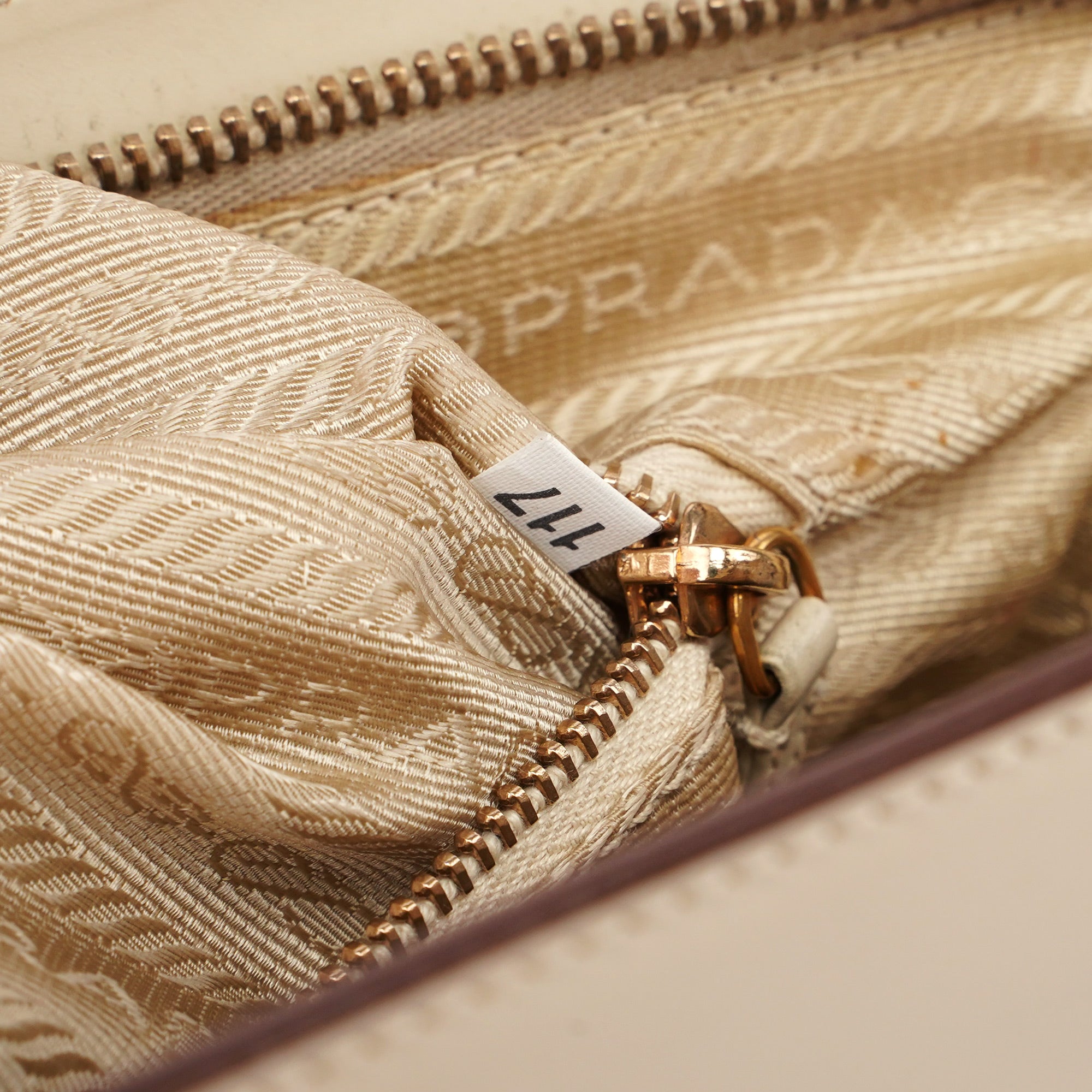 Prada Sac Vitello Chic en cuir de veau beige