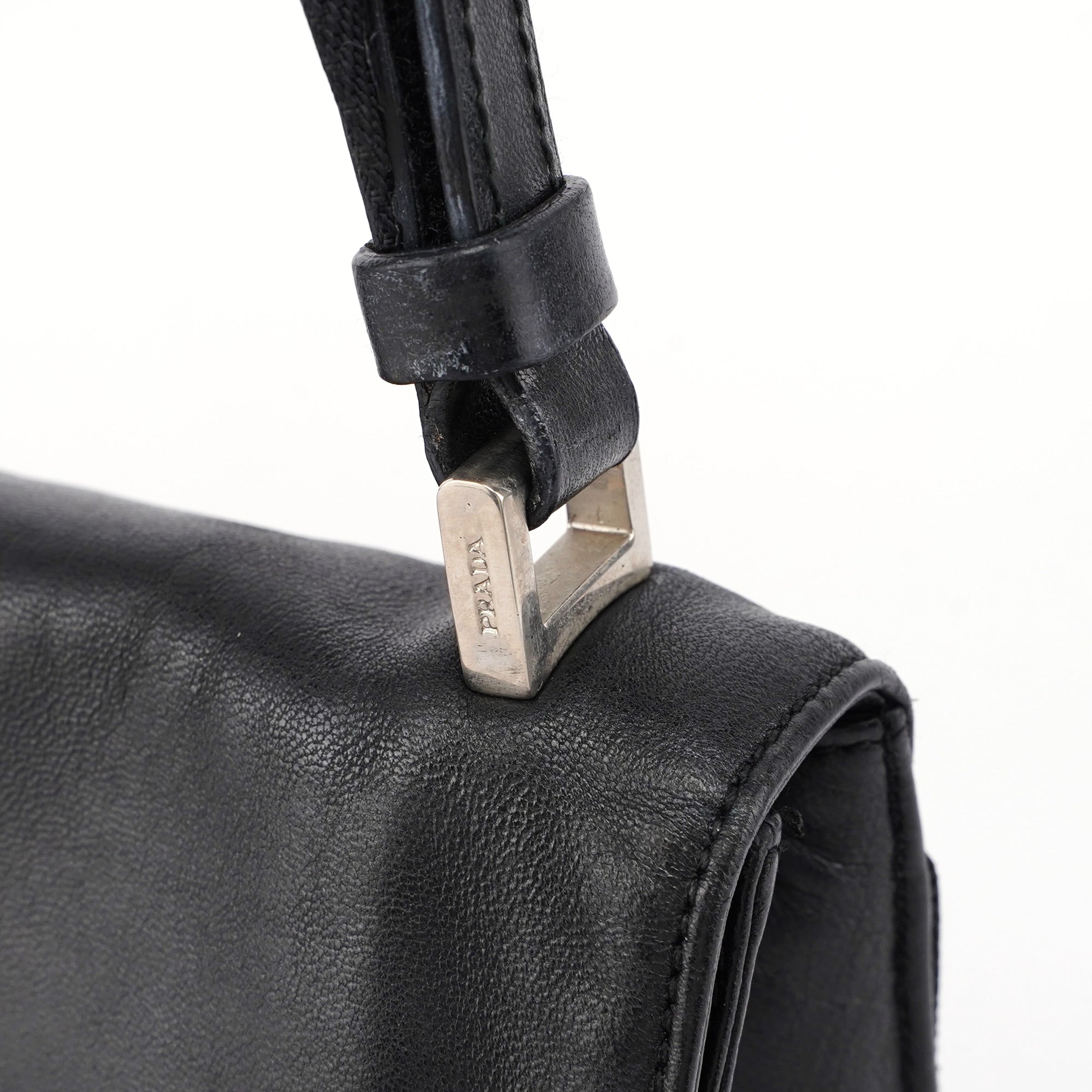 Prada Sac hobo en cuir de veau noir