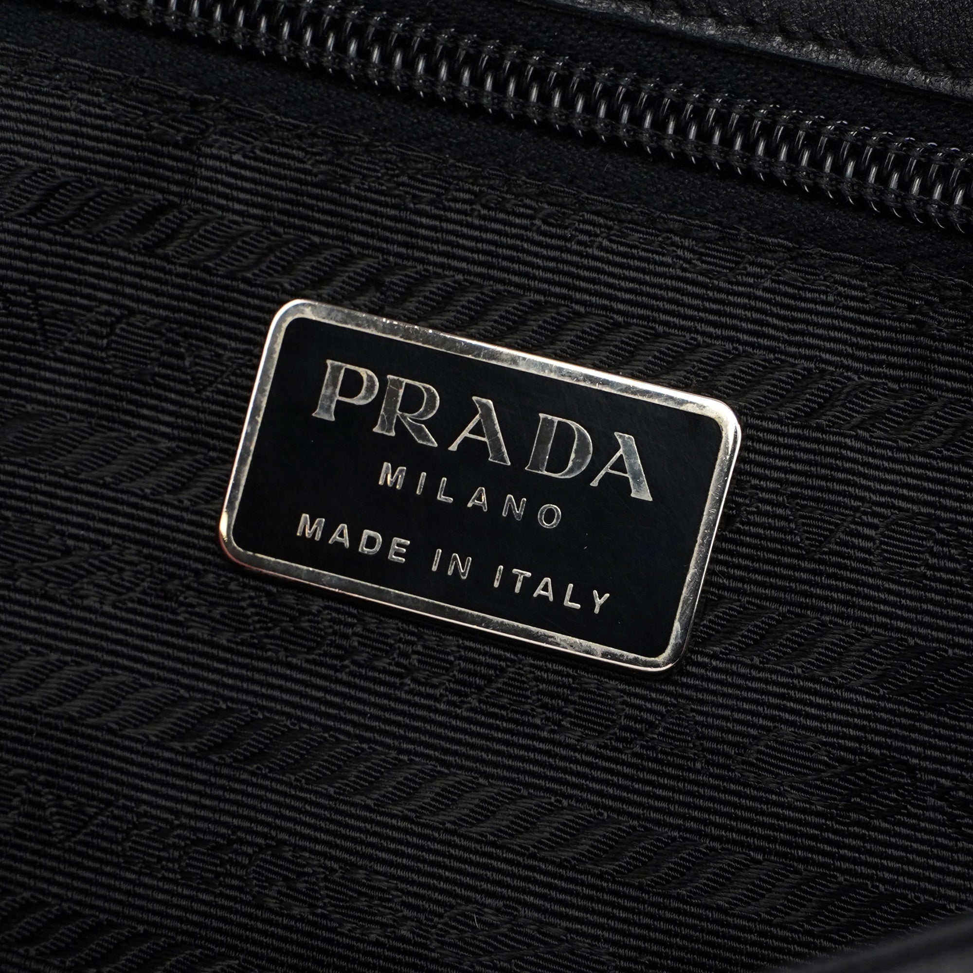 Prada Sac hobo en cuir de veau noir