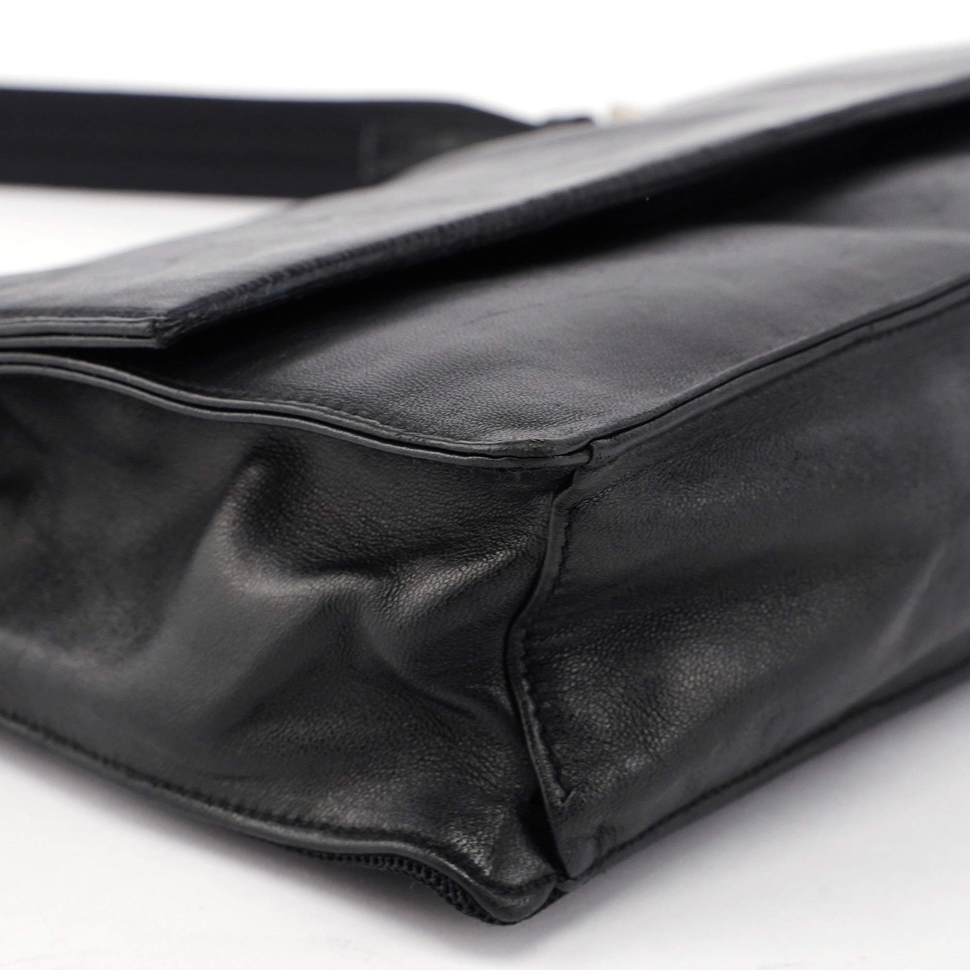 Prada Sac hobo en cuir de veau noir