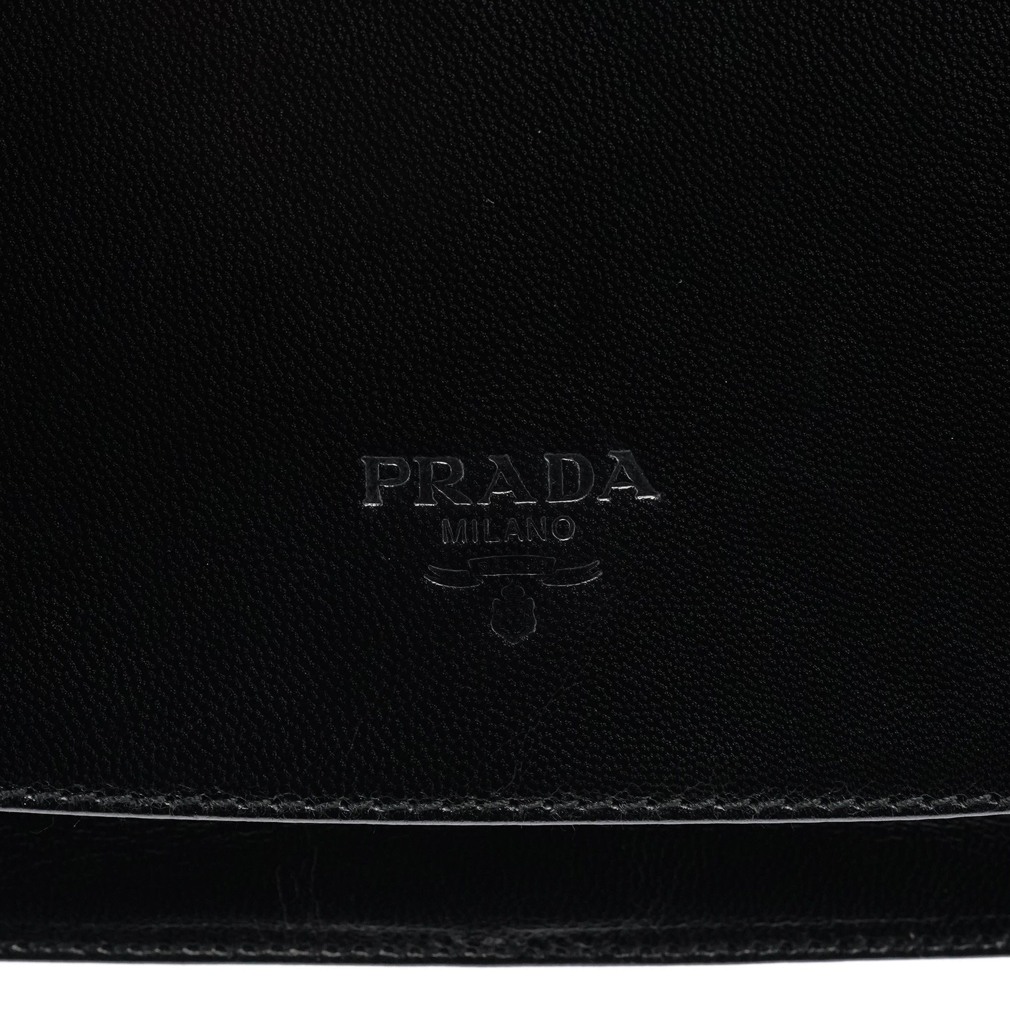 Prada Madras Swing Schultertasche aus schwarzem Kalbsleder mit Kette