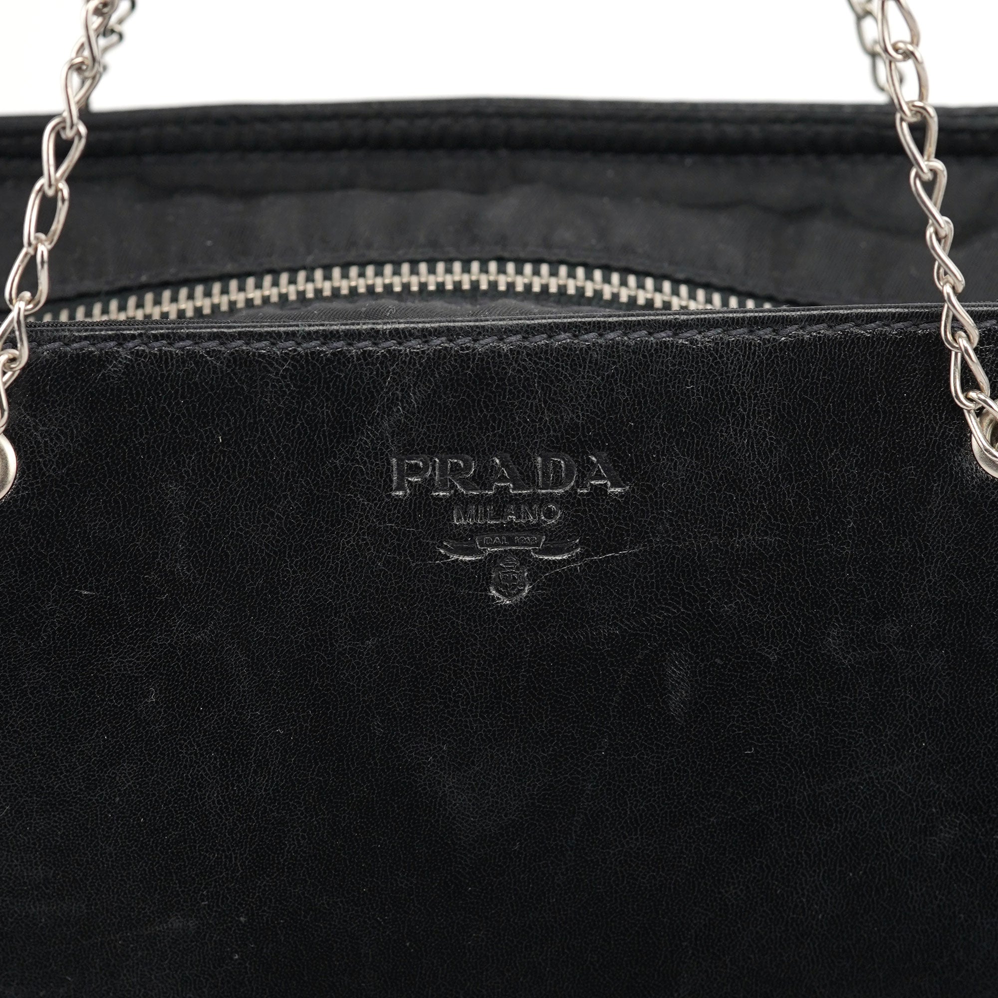 Prada Tote med kæde i sort kalveskind og nylon