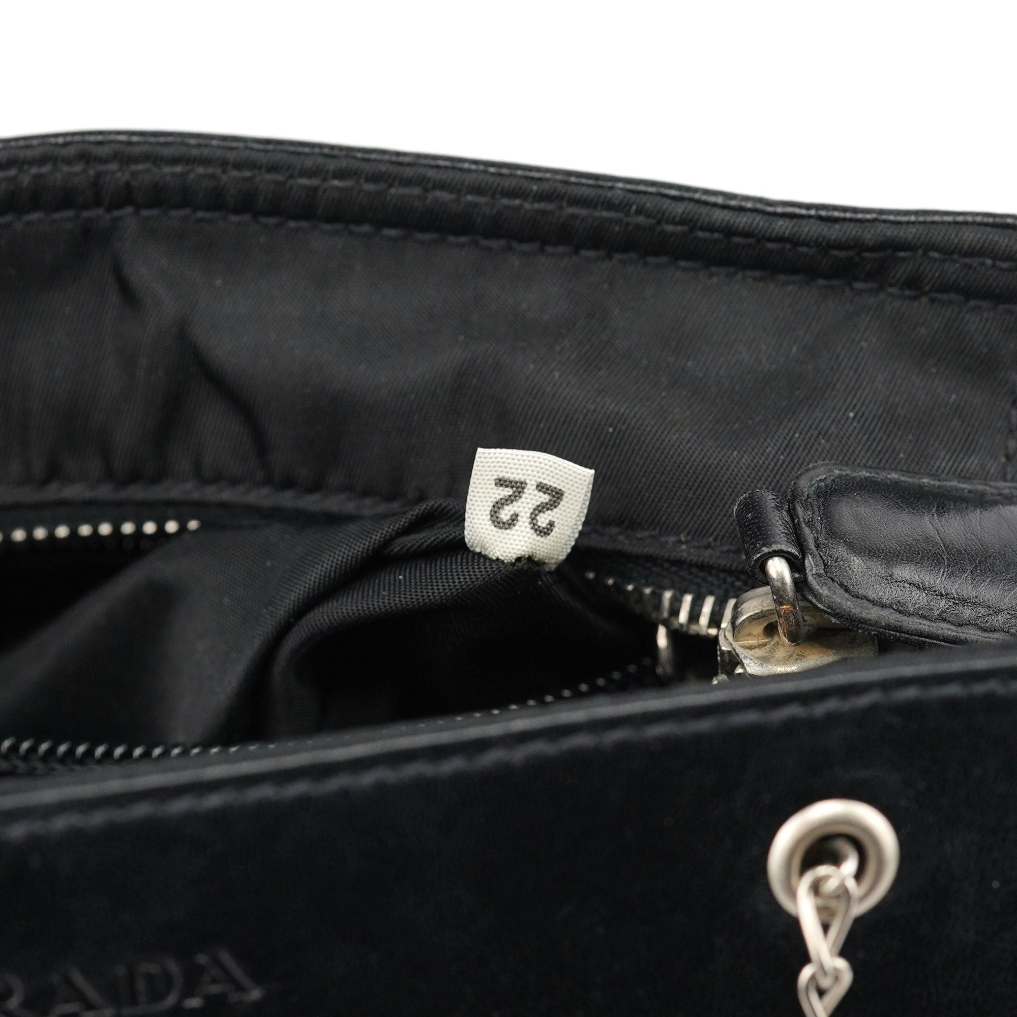 Prada Tote med kæde i sort kalveskind og nylon