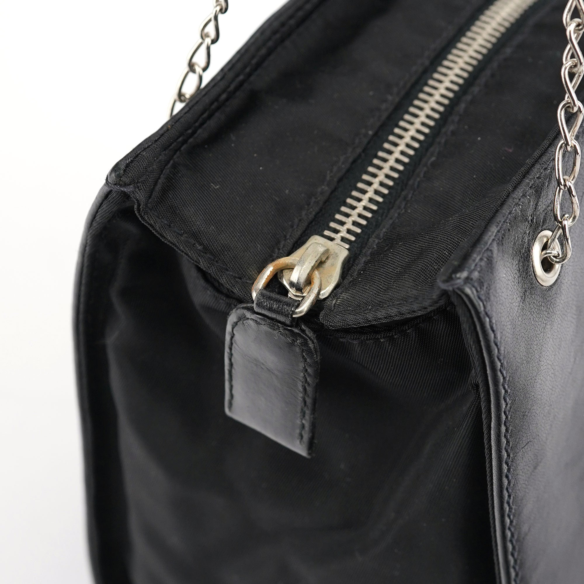 Prada Tote med kæde i sort kalveskind og nylon