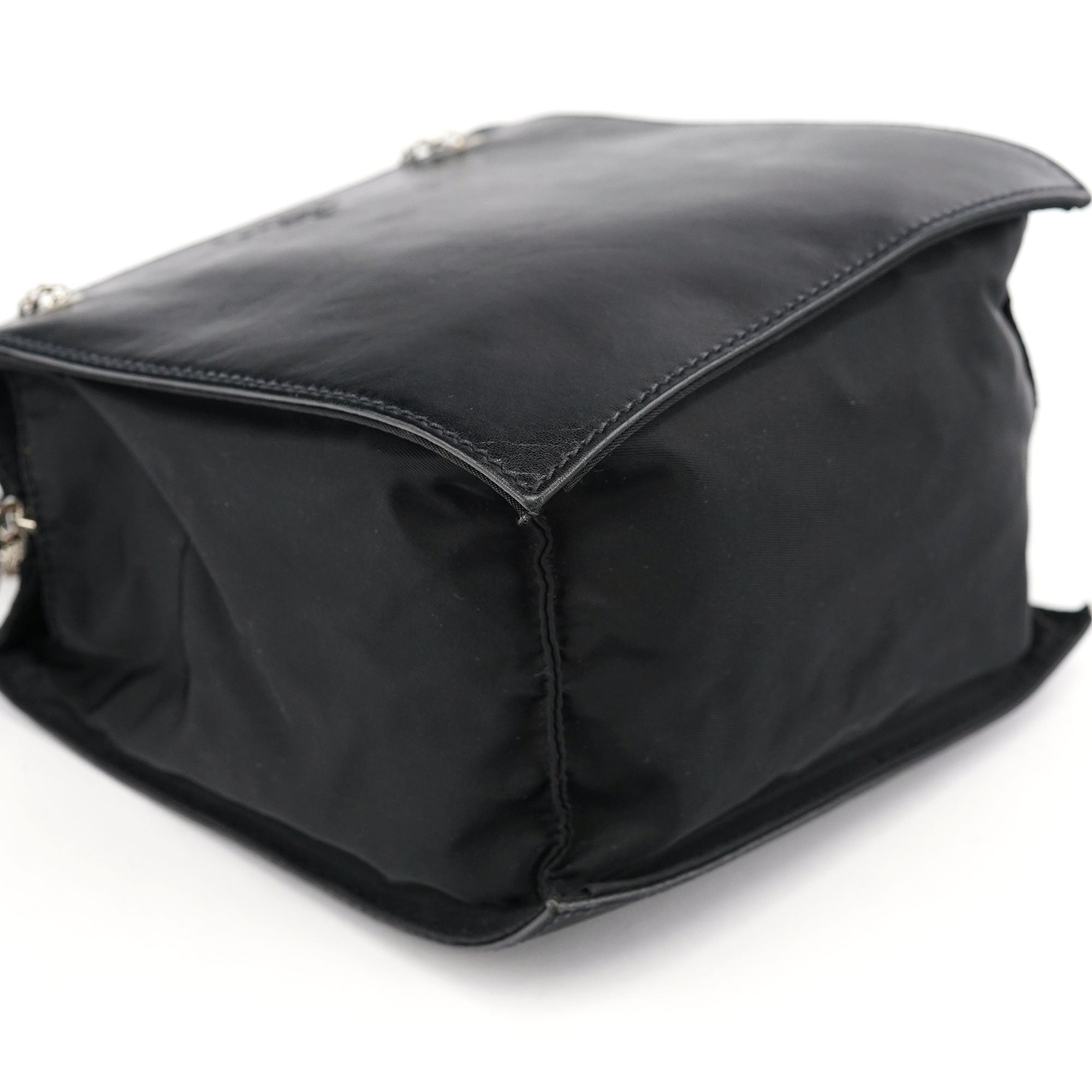 Prada Tote med kæde i sort kalveskind og nylon