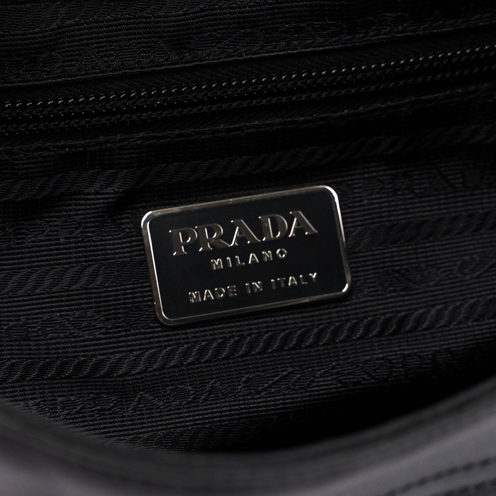 Prada Plastic Schultertasche aus schwarzem Kalbsleder 1998
