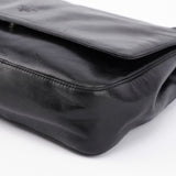 Prada Schultertasche mit Kunststoffkette aus schwarzem Kalbsleder