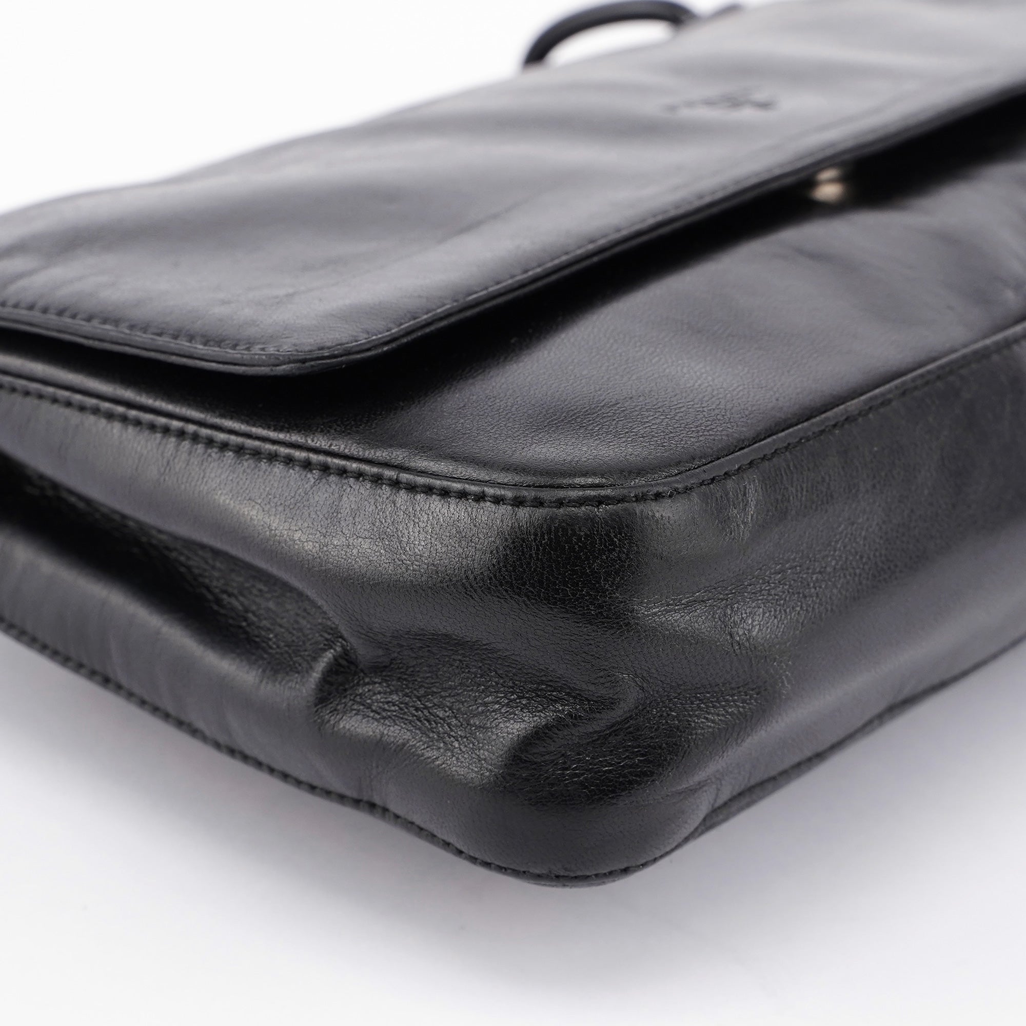 Prada Schultertasche mit Kunststoffkette aus schwarzem Kalbsleder