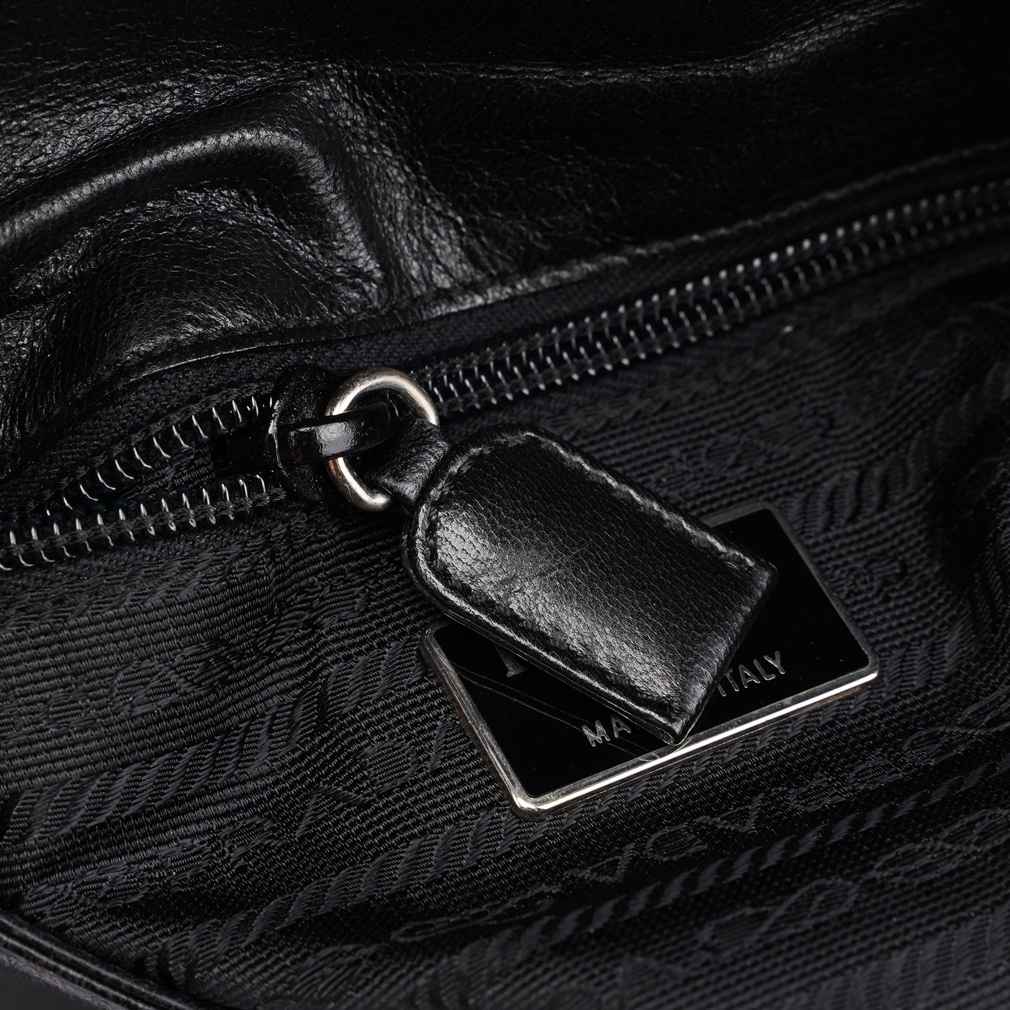 Prada Schultertasche mit Kunststoffkette aus schwarzem Kalbsleder
