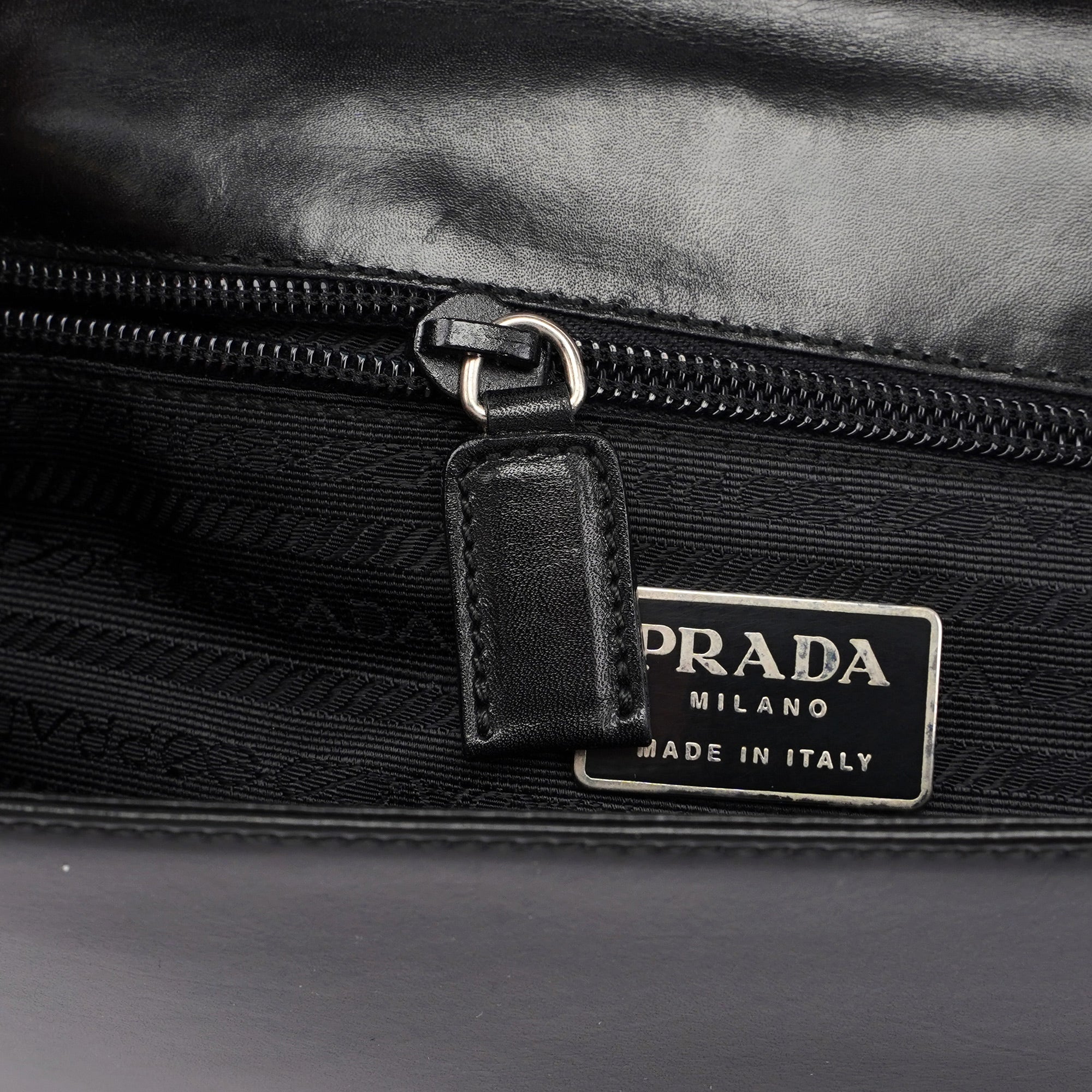 Prada Sac à poignée à rabat en cuir de veau noir