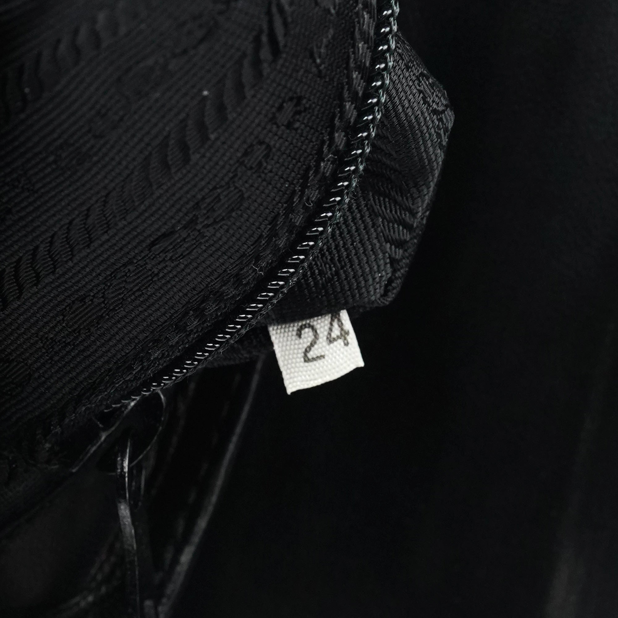 Prada Sac à poignée en cuir noir et métal doré