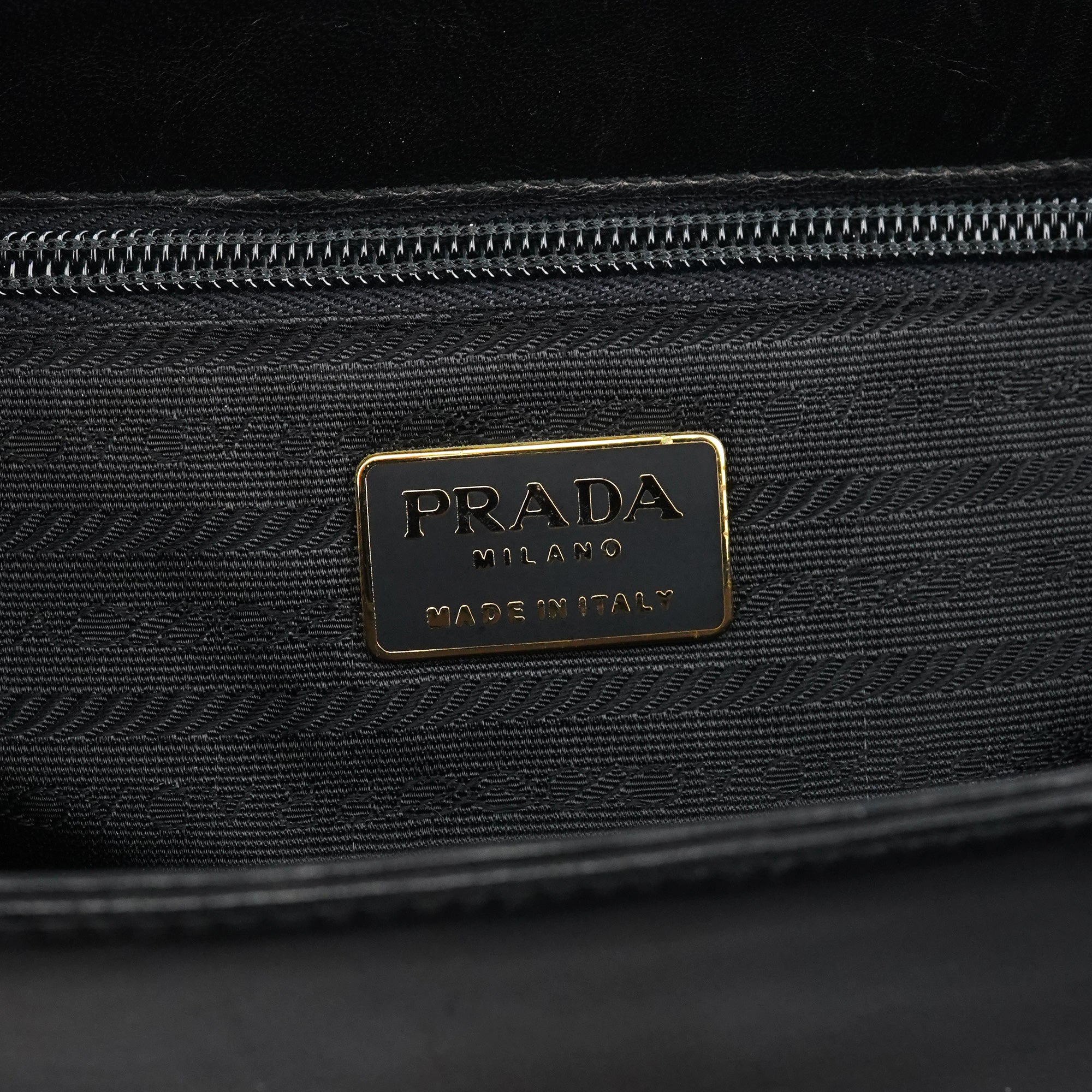 Prada Sac à poignée en cuir noir et métal doré