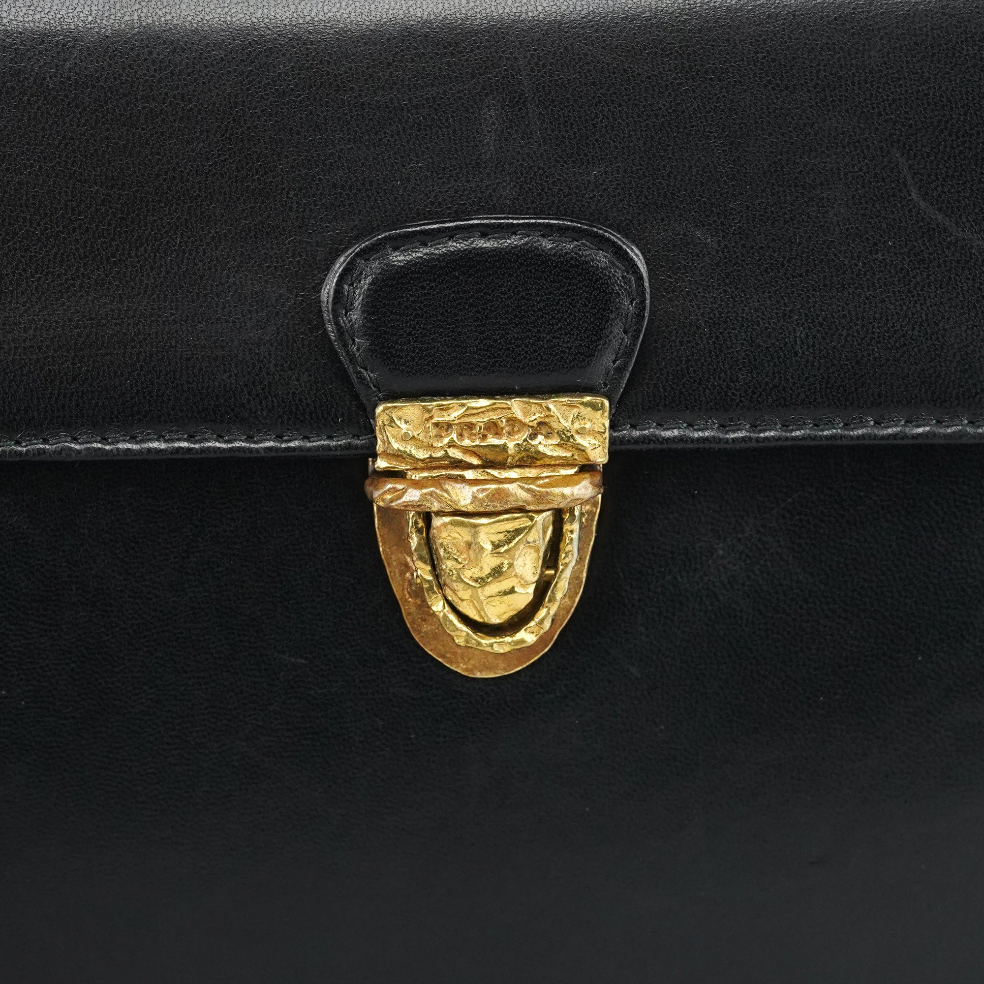 Prada Sac à poignée en cuir noir et métal doré