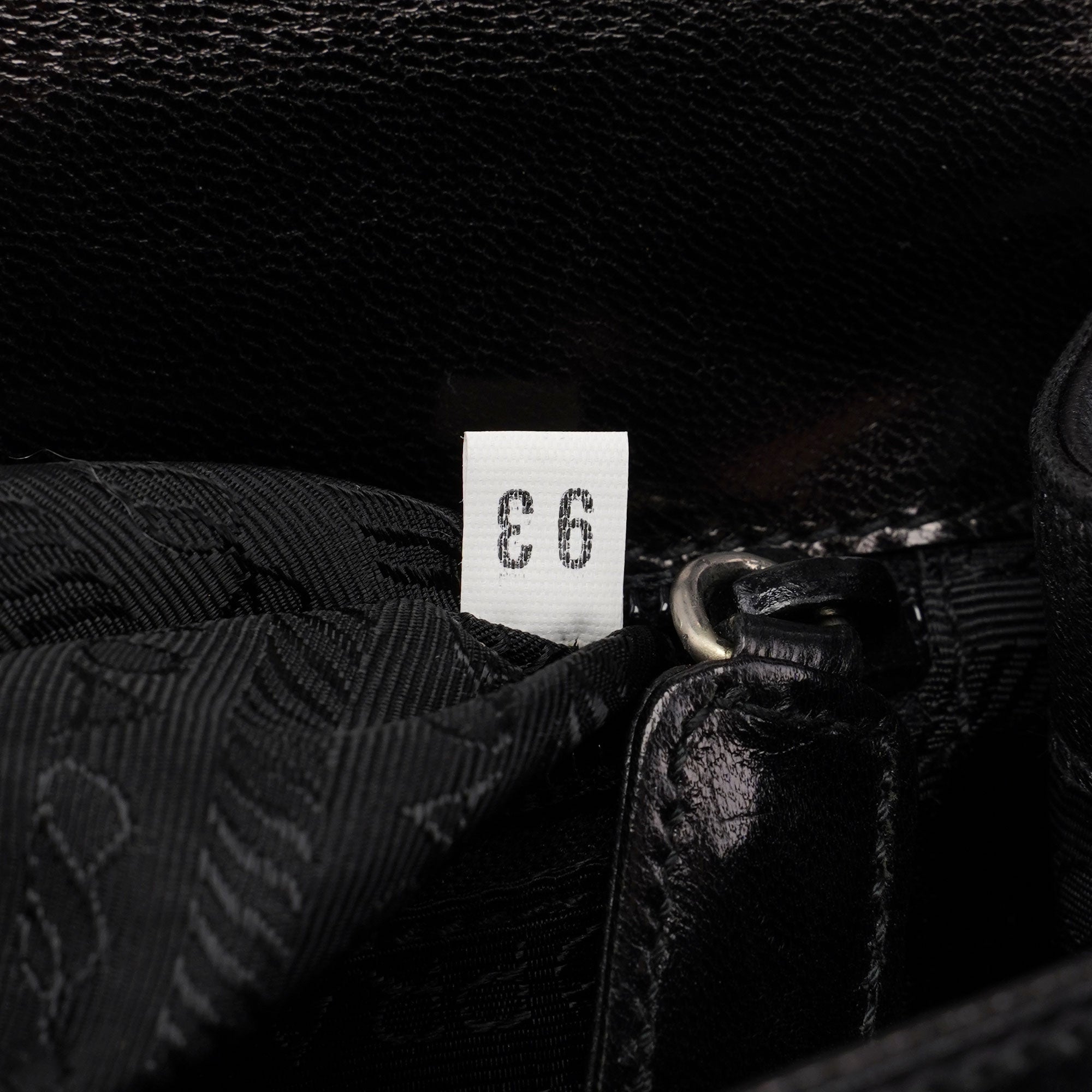 Prada Madras Swing Schultertasche mit Kette aus schwarzem Kalbsleder