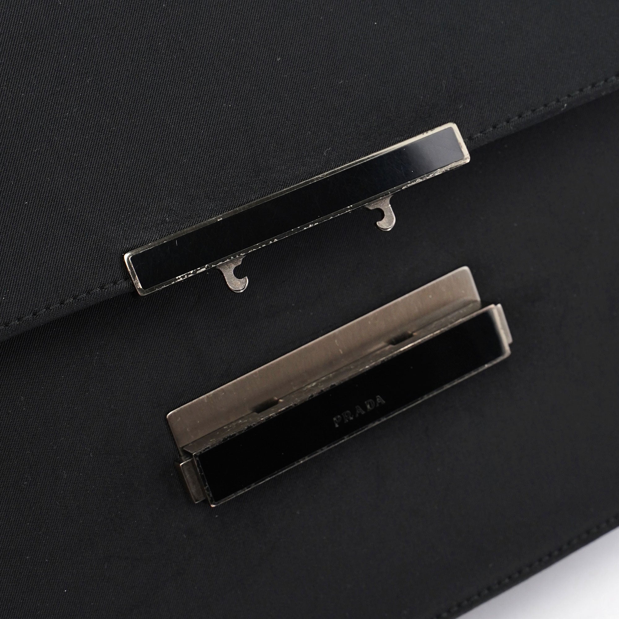 Prada Schultertasche mit Schnallen aus schwarzem Nylon