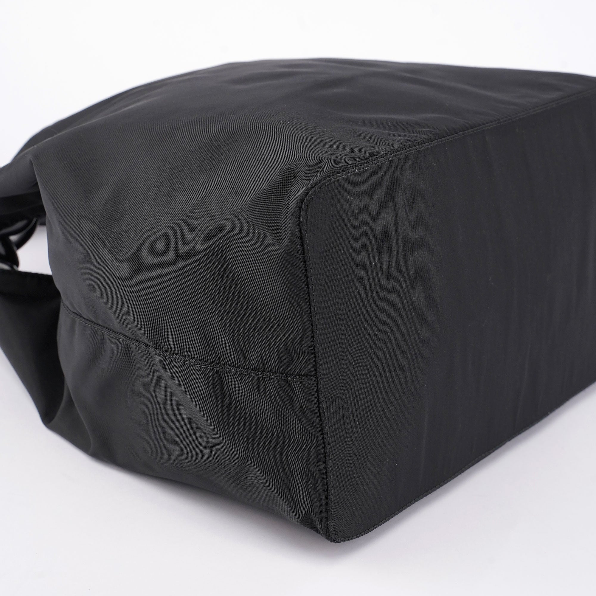Prada Sac en nylon noir à anses en plastique
