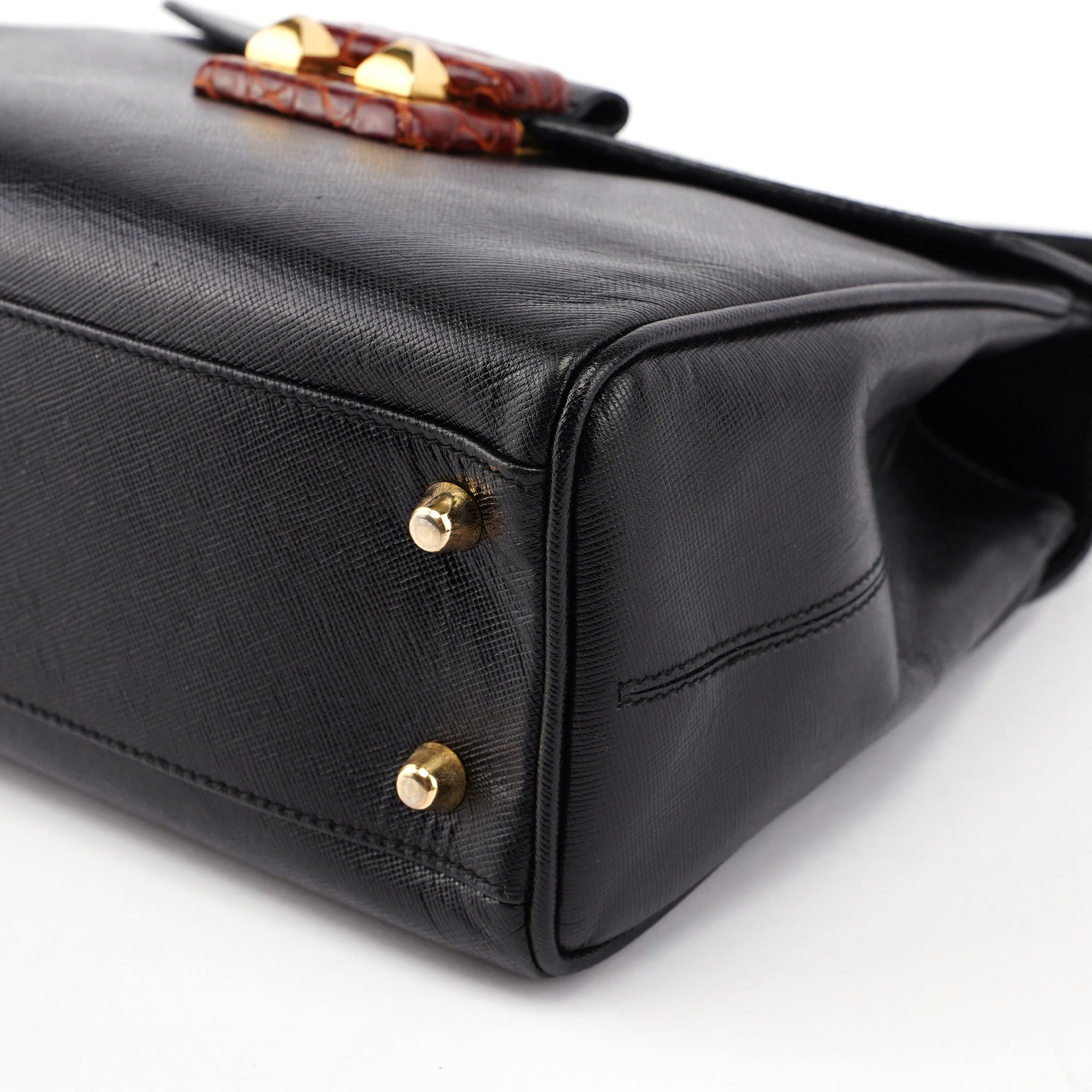 Prada Henkeltasche aus schwarzem Saffiano-Leder mit krokogeprägter Schnalle