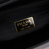 Prada Henkeltasche aus schwarzem Saffiano-Leder mit krokogeprägter Schnalle