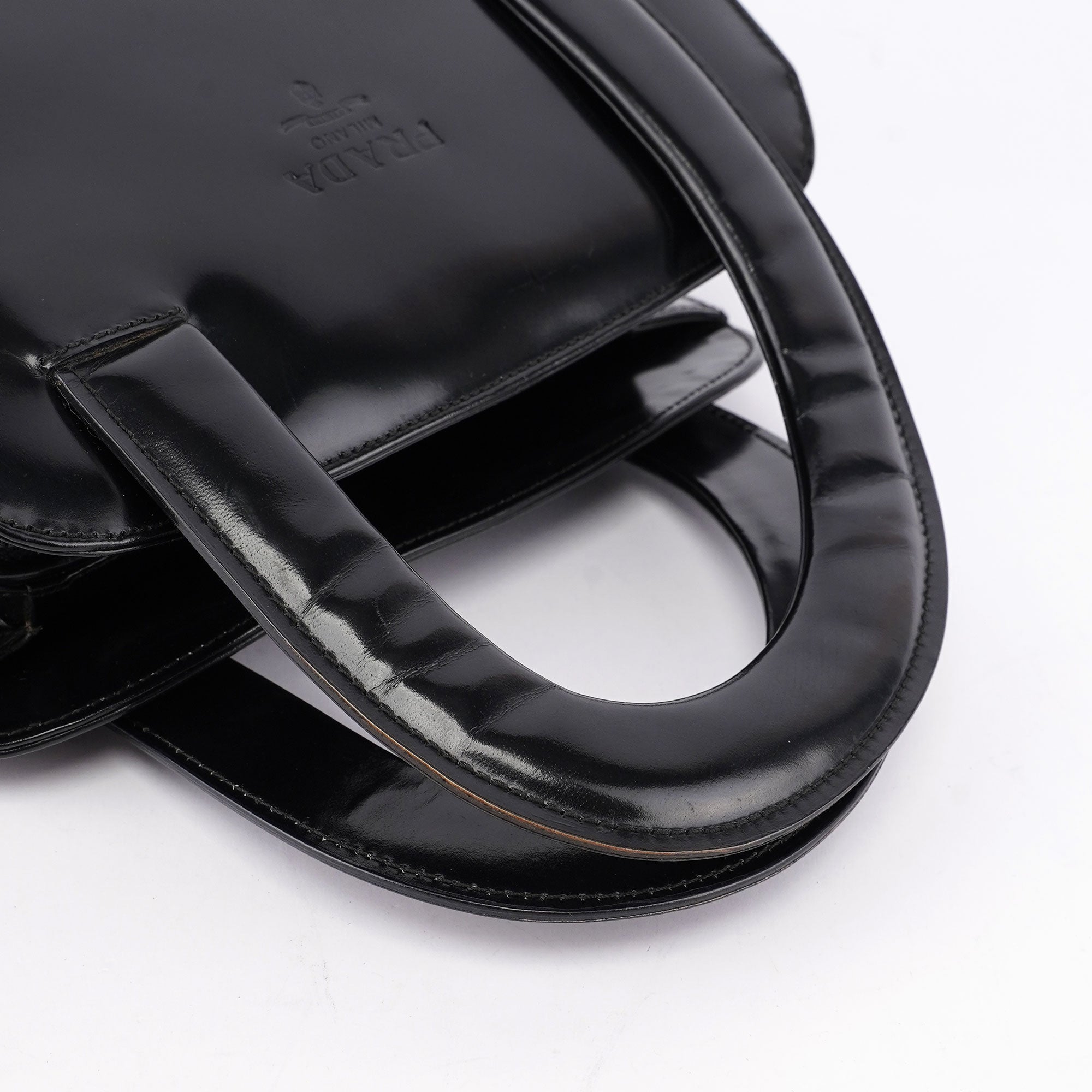 Prada Sac cabas Spazzolato Asymmetrical en cuir verni noir