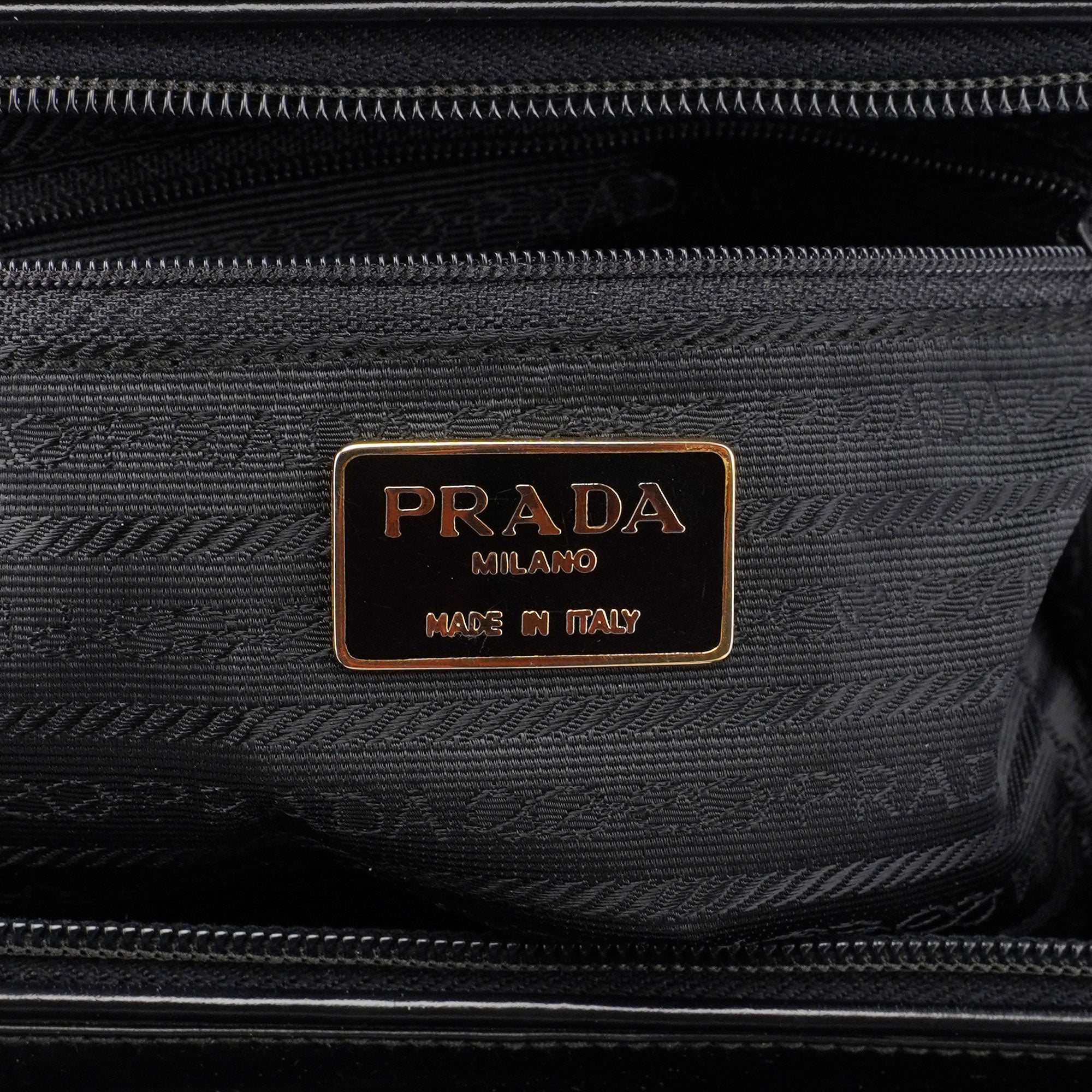 Prada Sac cabas Spazzolato Asymmetrical en cuir verni noir