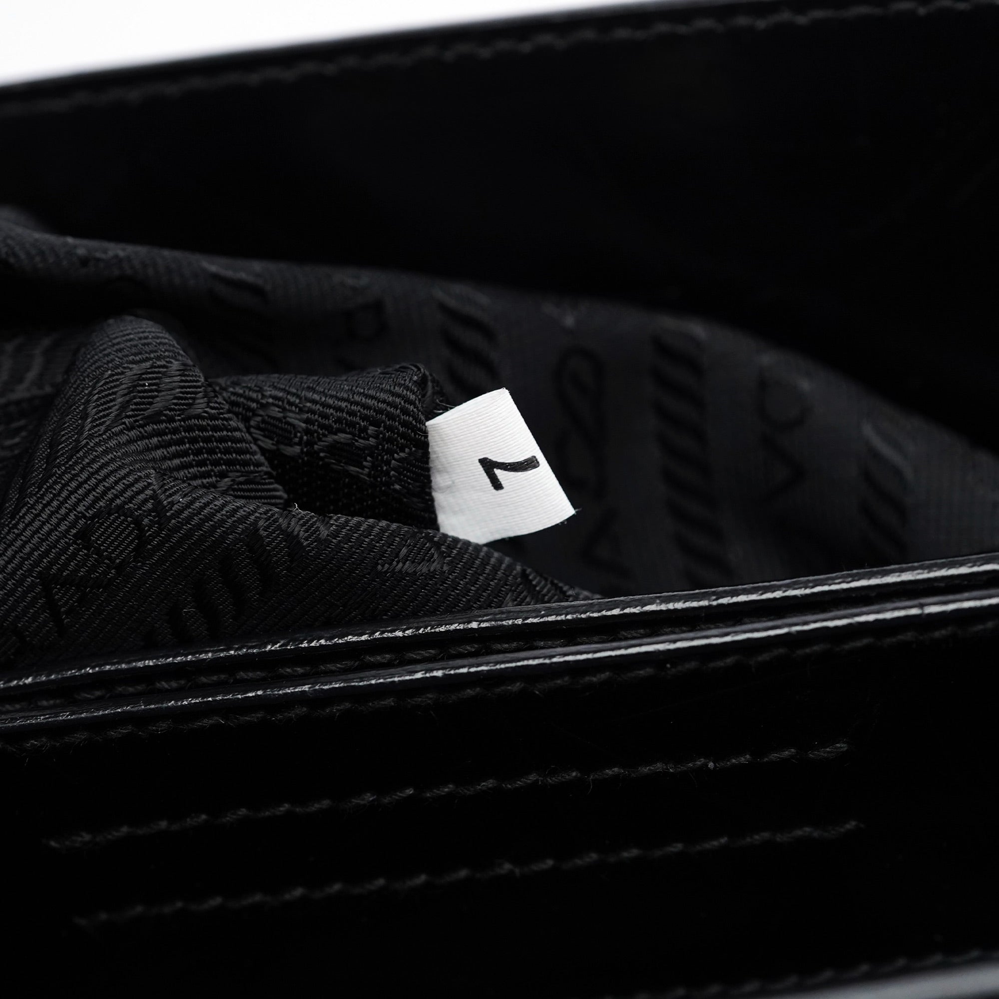 Prada Sac cabas Spazzolato en cuir verni noir embossé