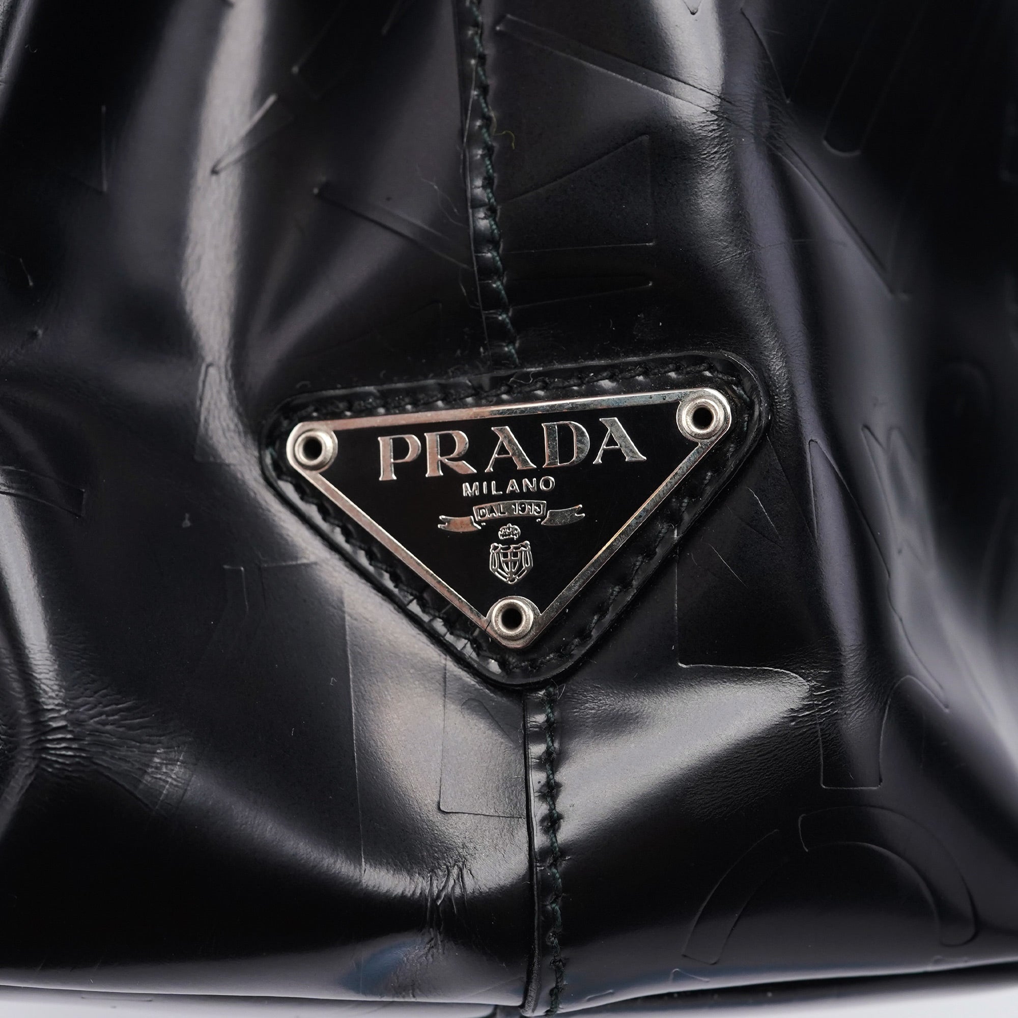 Prada Sac cabas Spazzolato en cuir verni noir embossé