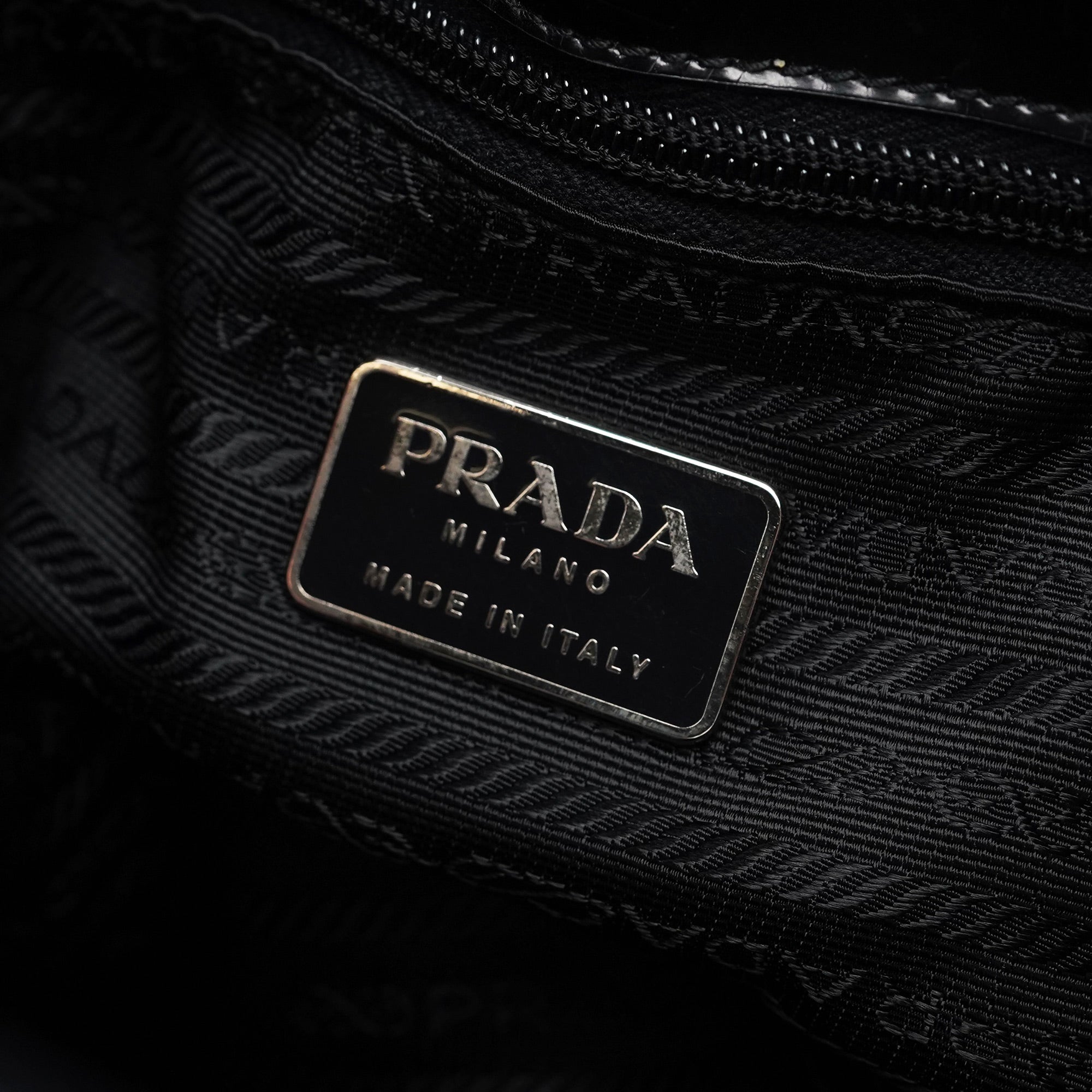 Prada Sac cabas Spazzolato en cuir verni noir embossé