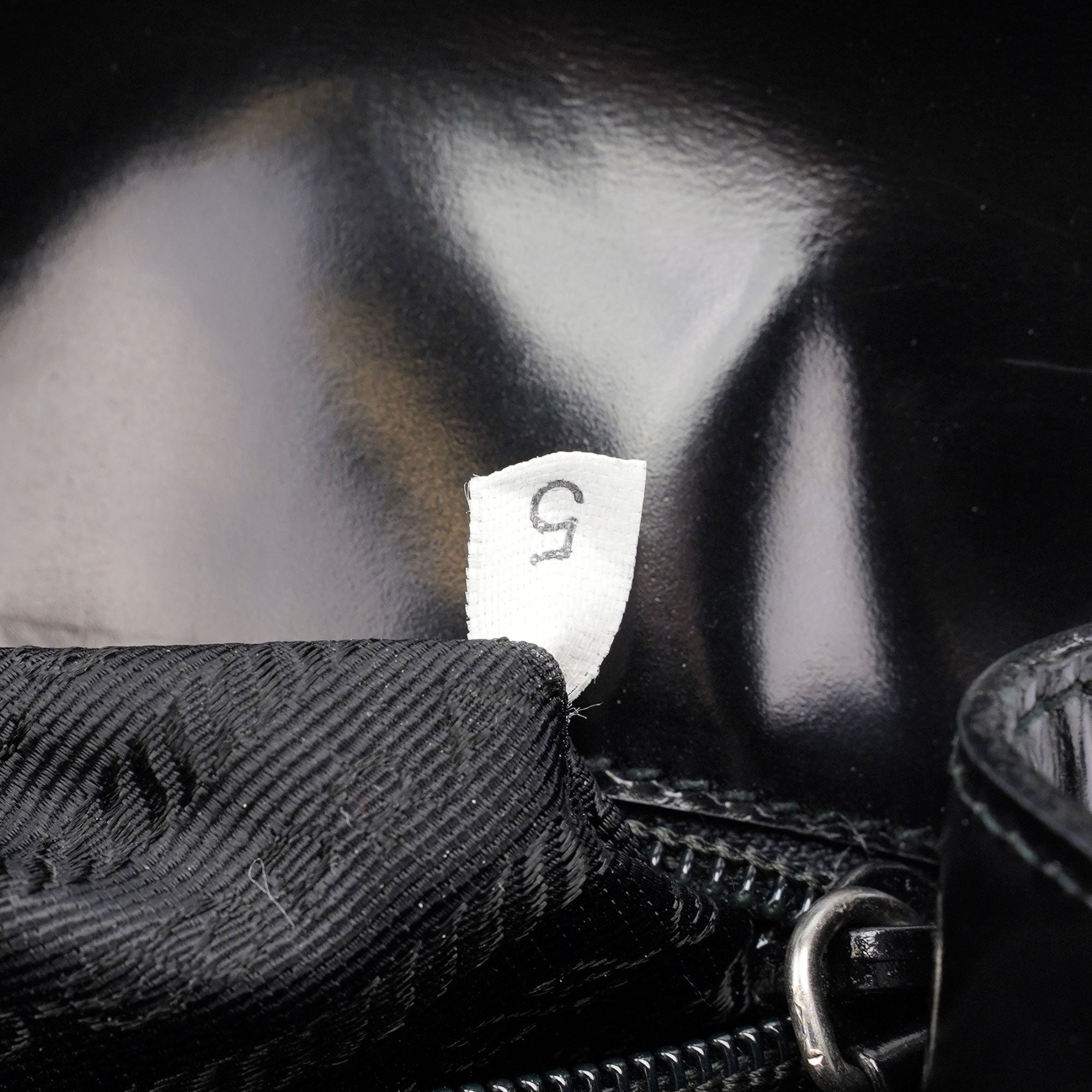 Prada Sac cabas à rabat Spazzolato en cuir verni noir