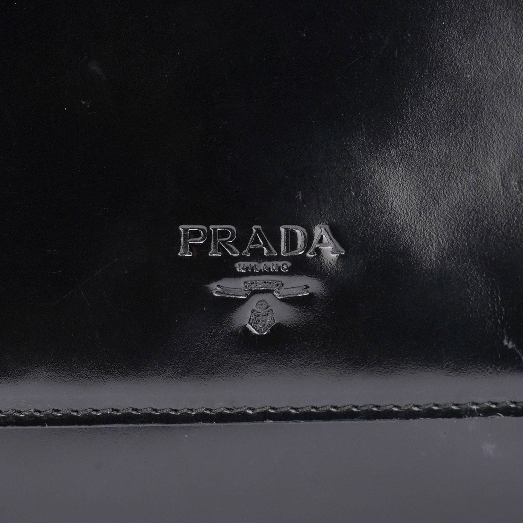 Prada Sac cabas à rabat Spazzolato en cuir verni noir