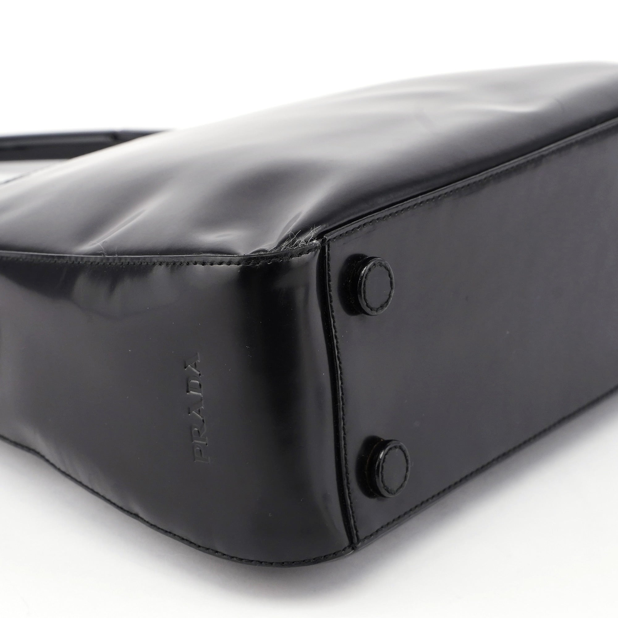 Prada Sac porté épaule Spazzolato Sport en cuir verni noir