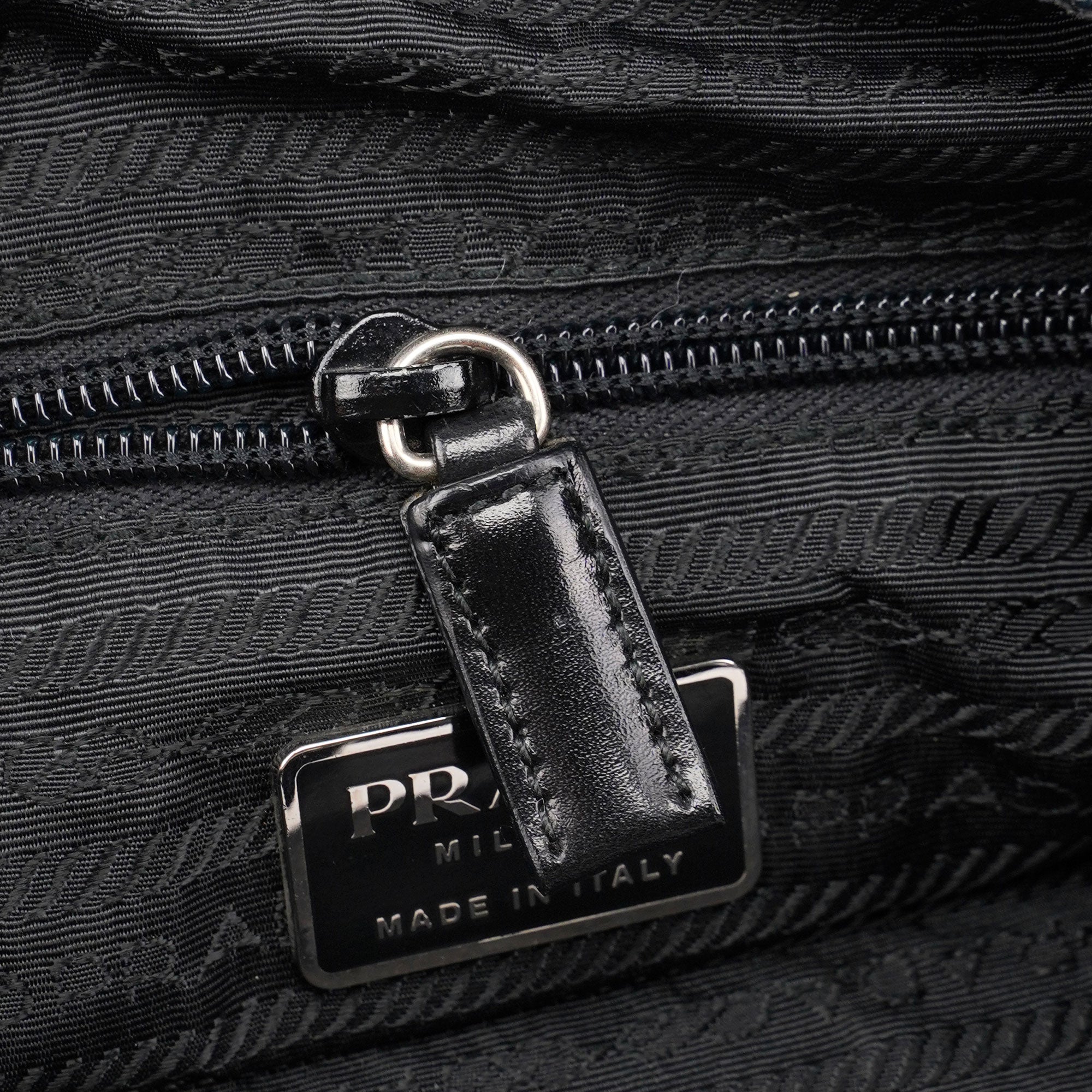 Prada Tessuto Schultertasche aus schwarzem Canvas mit Lederbesatz