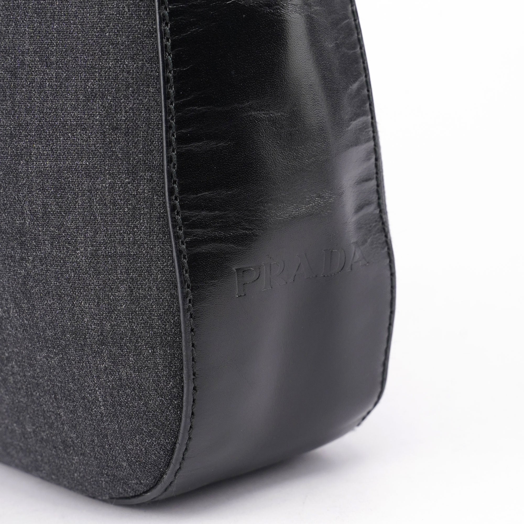 Prada Tessuto Schultertasche aus schwarzem Canvas mit Lederbesatz