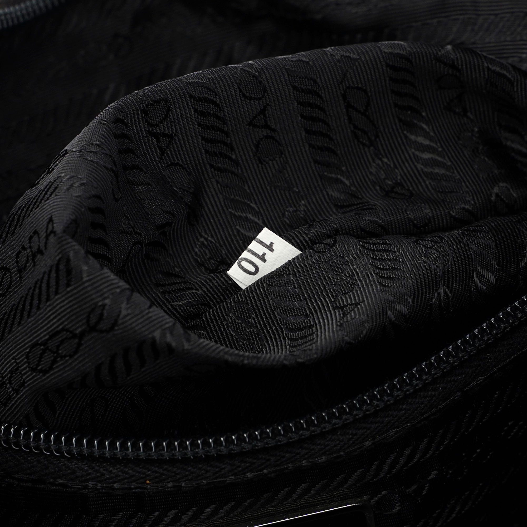 Prada Tessuto Metallo Schultertasche aus schwarzem Nylon